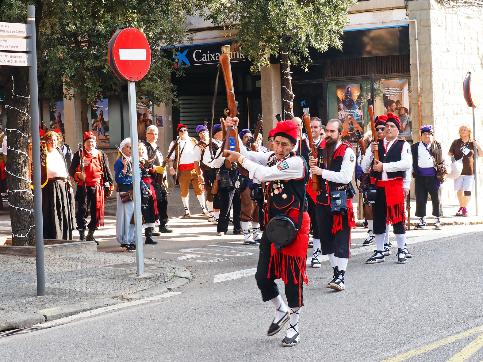 Inici de la cercavila de la 43a Trobada Nacional de Trabucaires pel centre urbà de Súria.