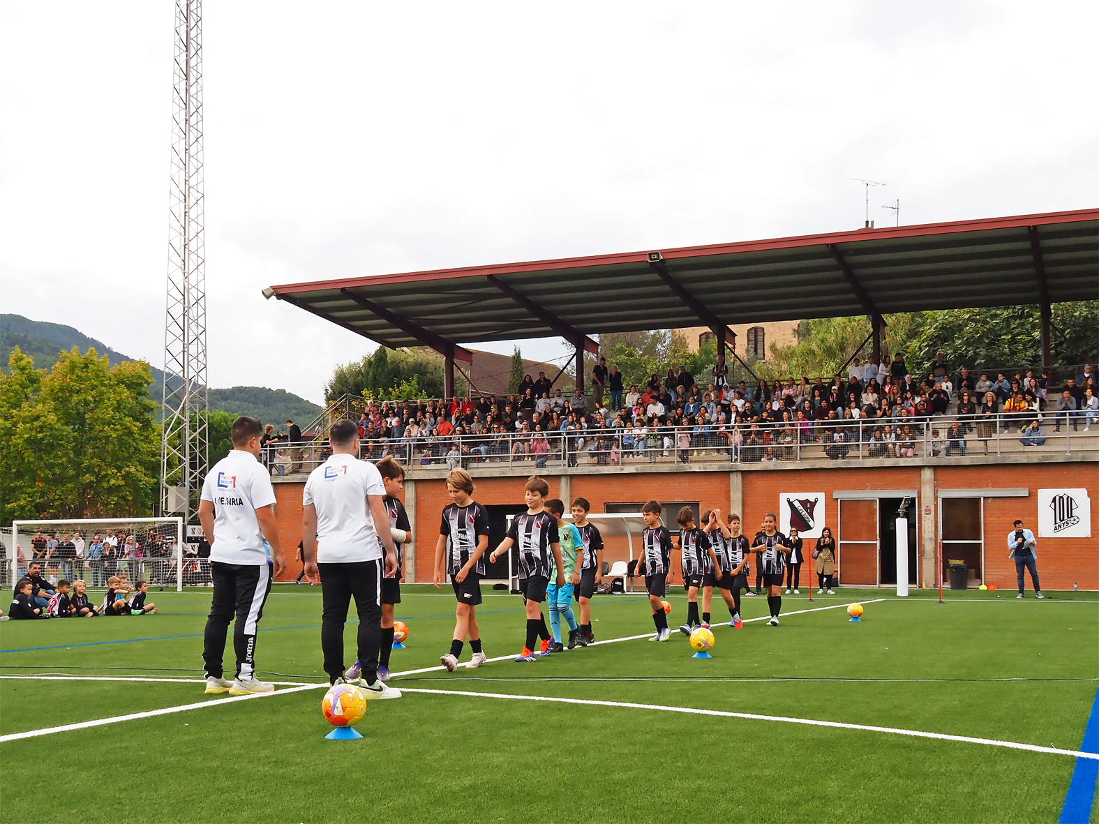 La nova gespa del Camp Municipal de Futbol es posa de llarg en la presentació dels equips de la nova temporada