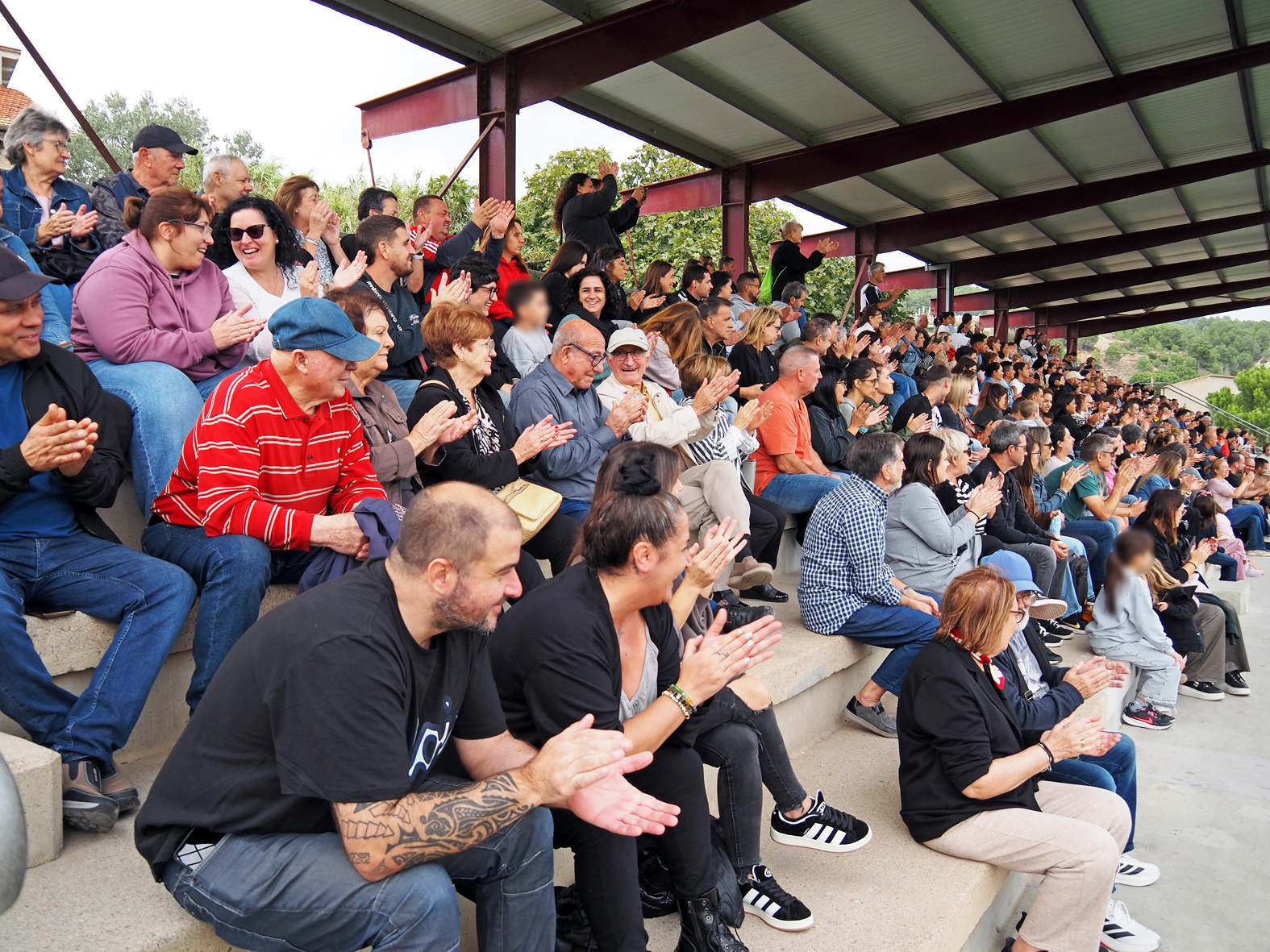 Públic assistent a l'acte de presentació dels equips del Centre d'Esports i inauguració de la nova gespa del Camp Municipal de Futbol de Súria.