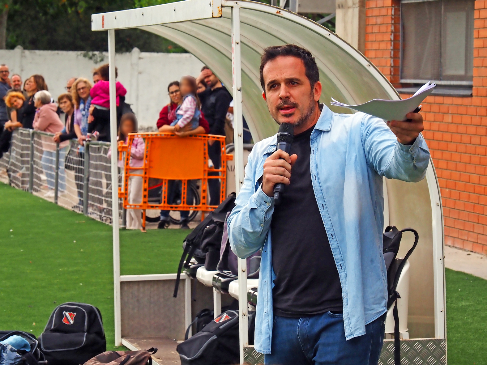 El periodista surienc Francesc Garriga parla durant l'acte de presentació dels equips del Centre d'Esports i inauguració de la nova gespa del Camp Municipal de Futbol de Súria.