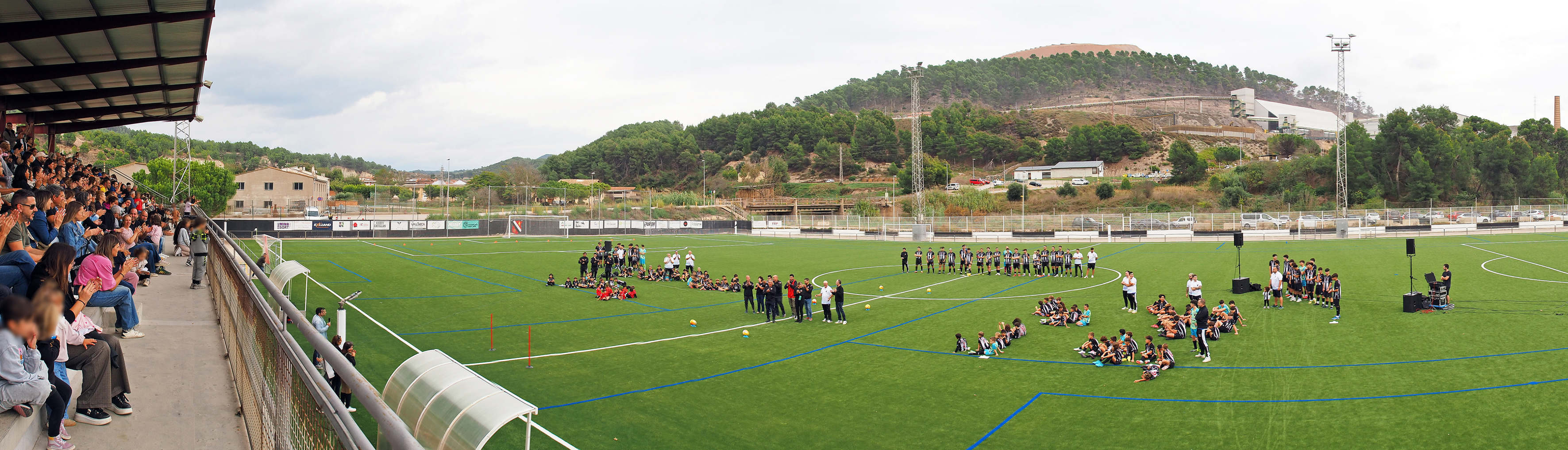 Imatge de l'acte de presentació dels equips del Centre d'Esports i inauguració de la nova gespa del Camp Municipal de Futbol de Súria.