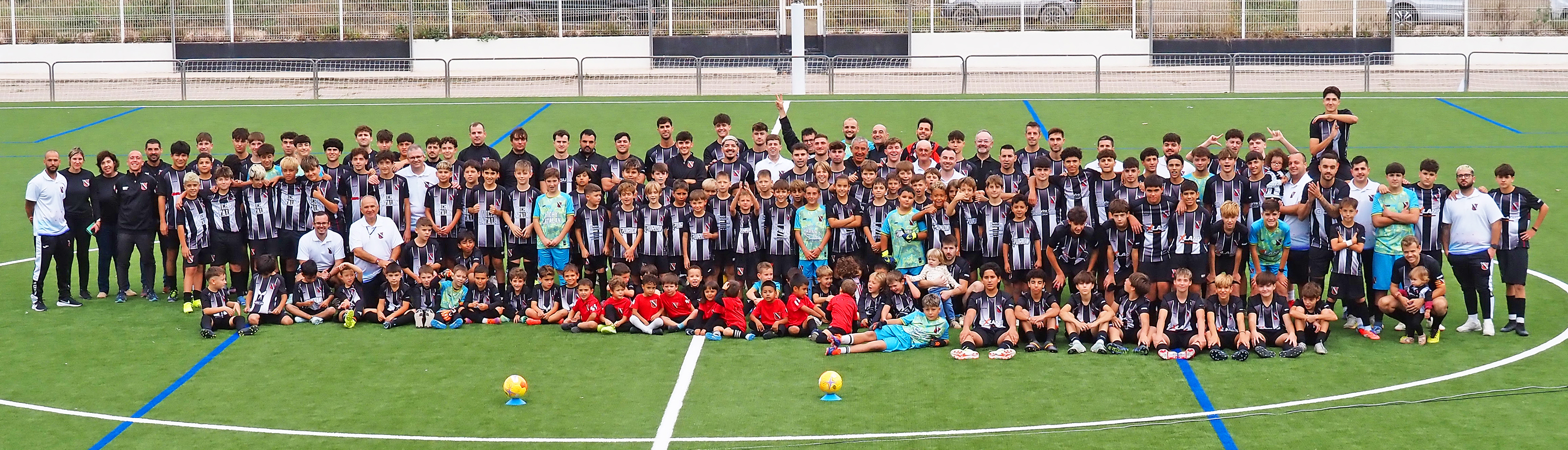 Foto de grup dels equips del Centre d'Esports durant l'acte de presentació de la temporada i inauguració de la nova gespa del Camp Municipal de Futbol de Súria.