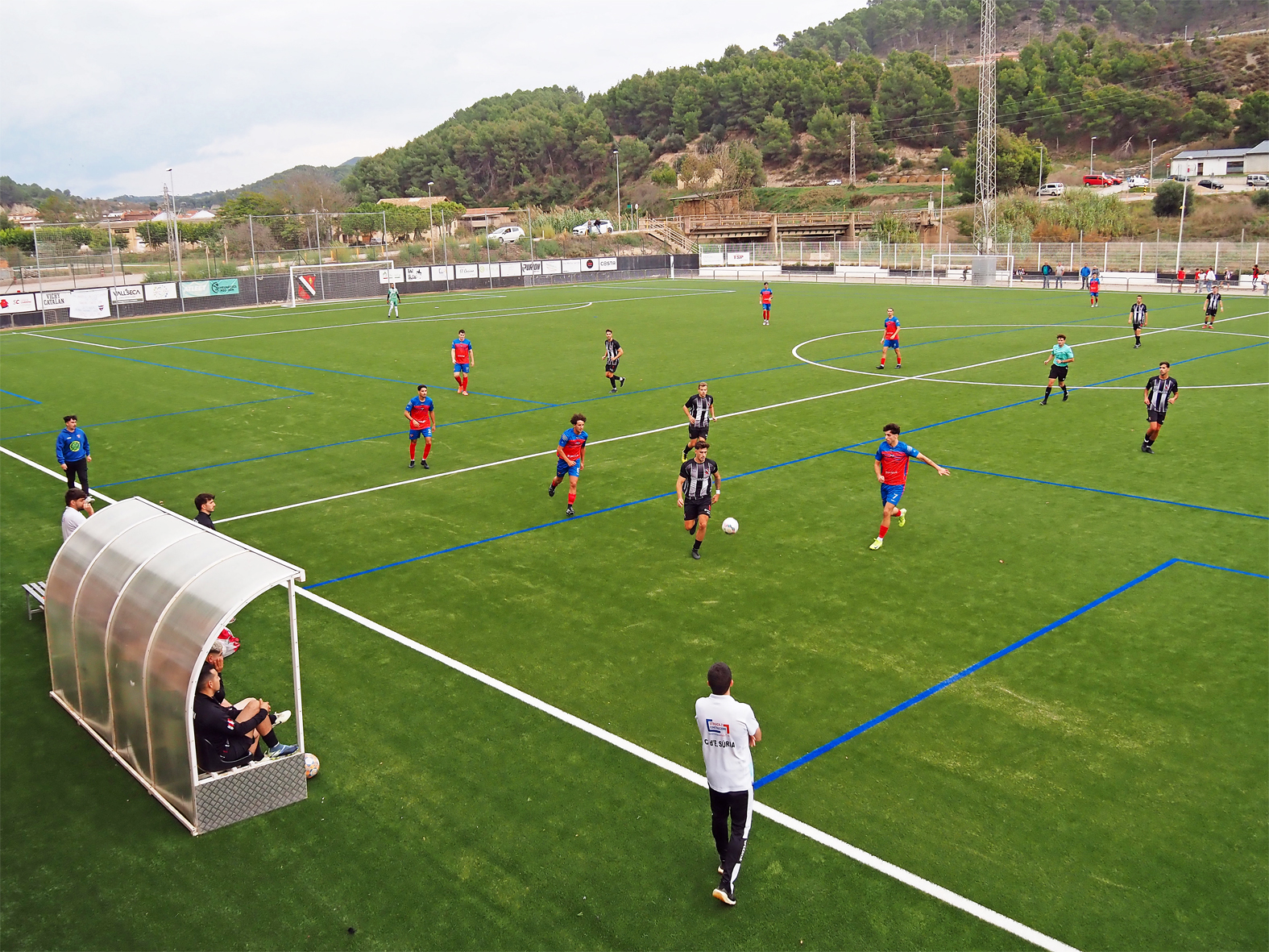 Jugada del partit entre el Centre d'Esports i el Sant Pau, després de l'acte de presentació de la temporada i inauguració de la nova gespa del Camp Municipal de Futbol de Súria.