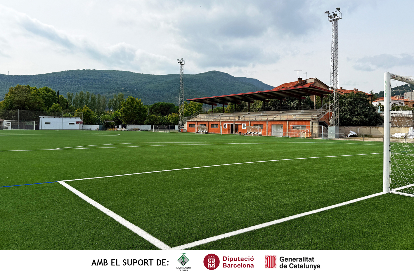Vista general del Camp Municipal de Futbol de Súria, amb la nova gespa.