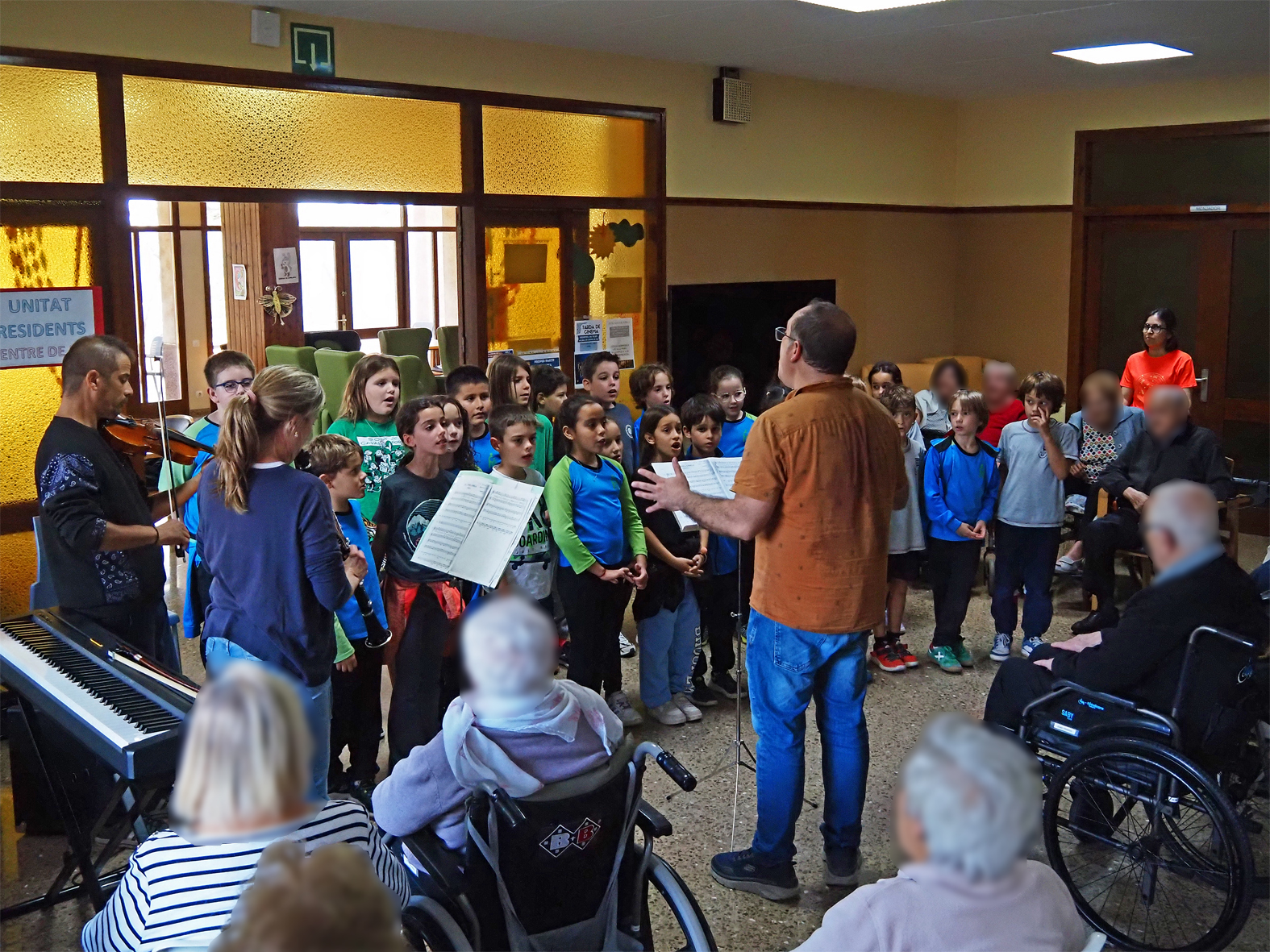 Actuació del cor de Nivell Elemental de l'Escola Municipal de Música a la Residència Bell Repòs, dins de la Setmana de la Gent Gran de Súria. Actuació del cor de Nivell Elemental de l'Escola Municipal de Música a la Residència Bell Repòs, dins de la Setmana de la Gent Gran de Súria.