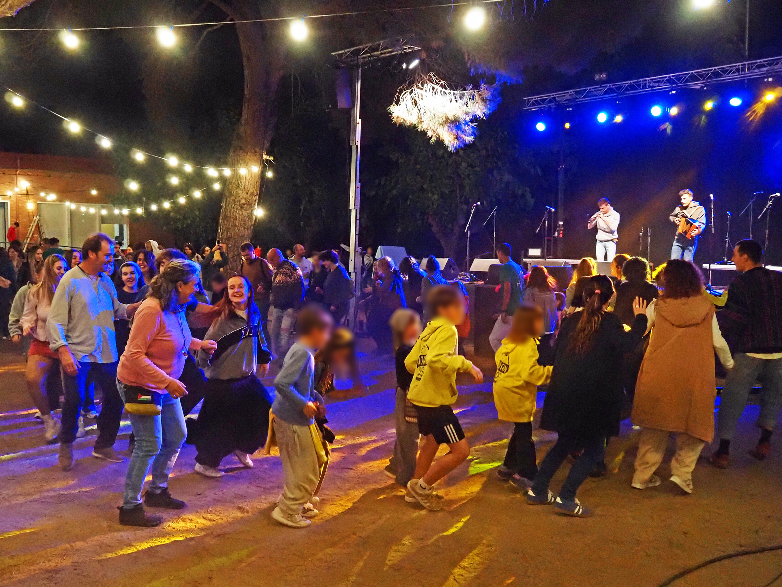 Danses participatives durant la celebració de la Castanyada de Súria al Parc Municipal Macary i Viader.