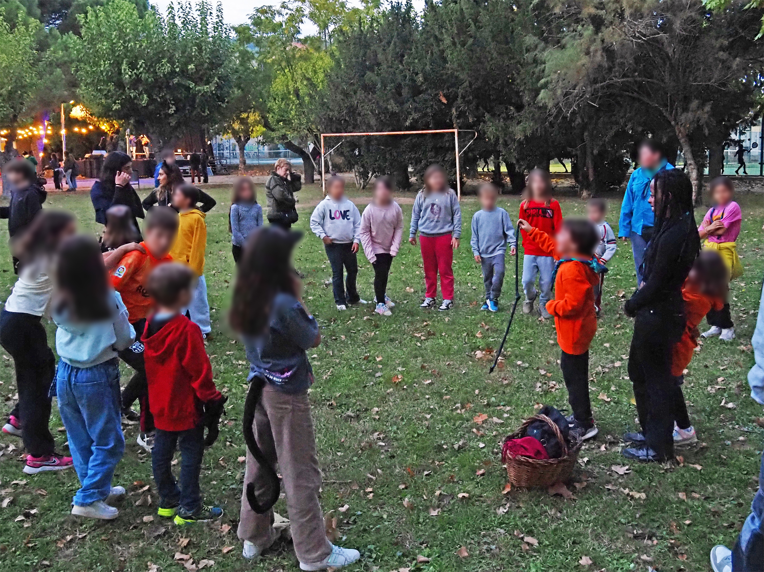 Jocs per a infants durant la celebració de la Castanyada de Súria al Parc Municipal Macary i Viader.