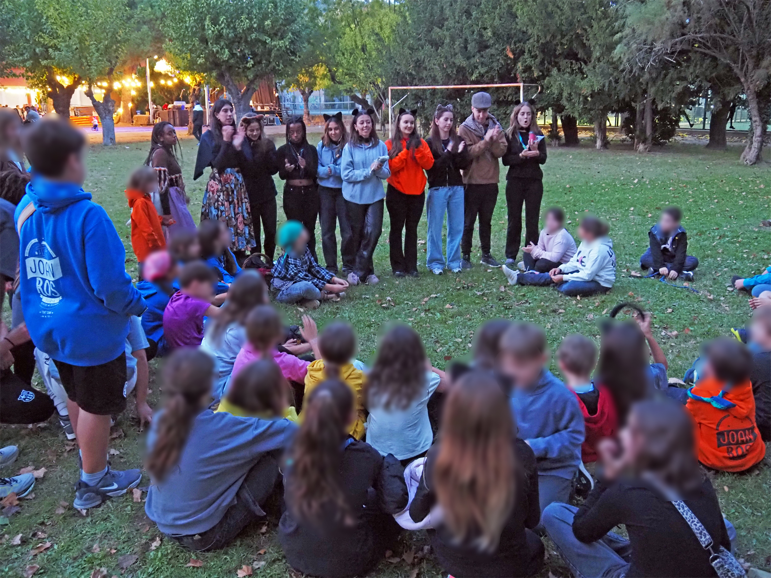 Jocs per a infants durant la celebració de la Castanyada de Súria al Parc Municipal Macary i Viader.