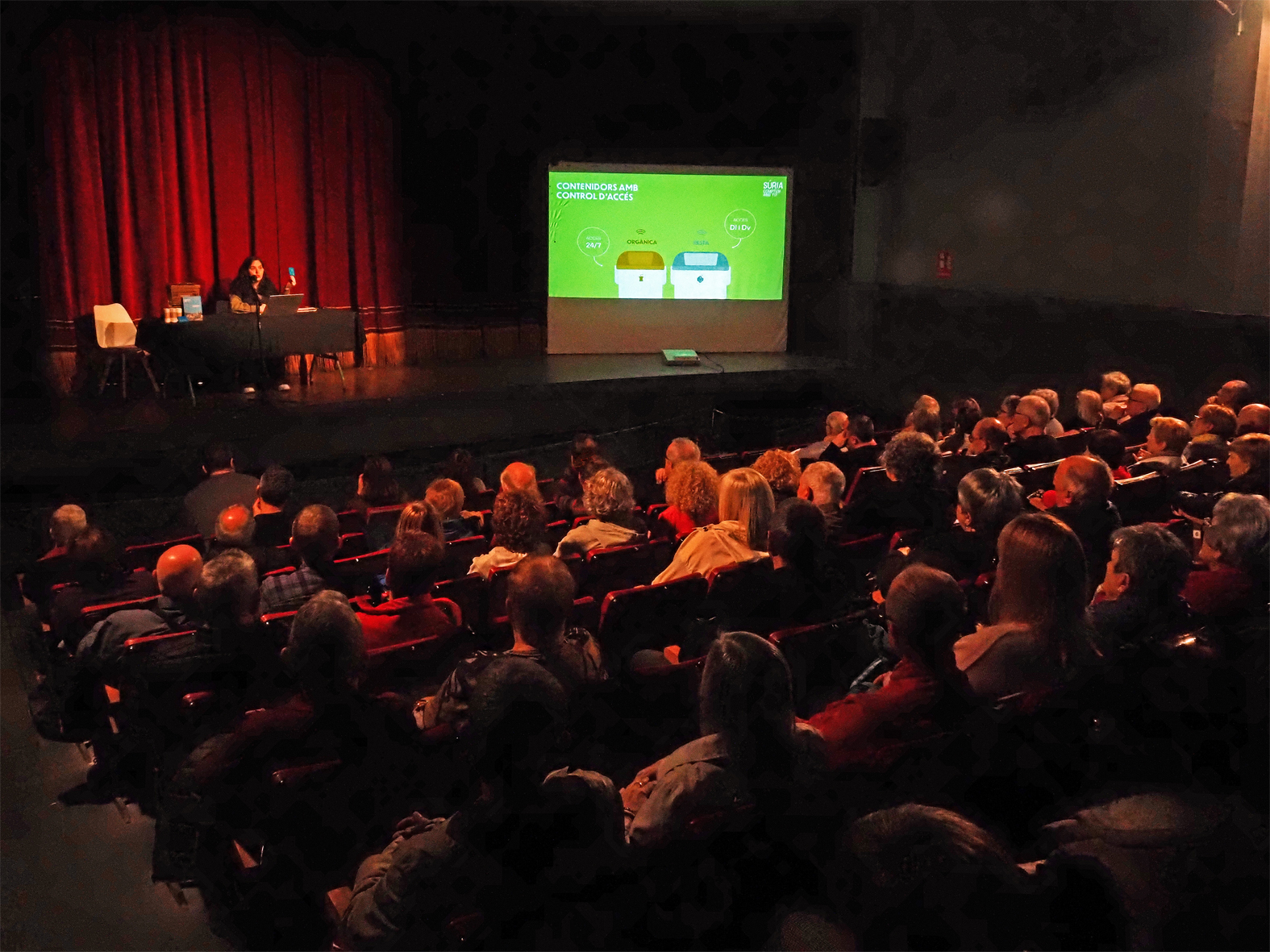 Més d'un centenar de persones assisteix a la primera sessió informativa sobre els nous contenidors