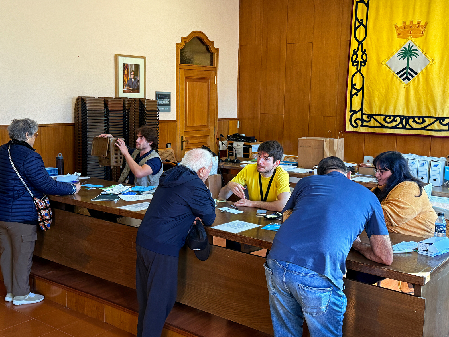 Punt de recollida del material per als nous contenidors de recollida selectiva, al saló de sessions de la Casa de la Vila.