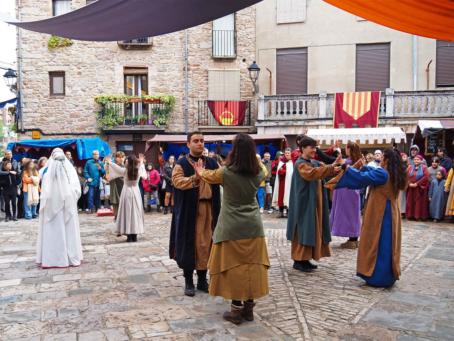 El Poble Vell viu amb animació la primera jornada de la 22a Fira Medieval d'Oficis, superant la incertesa del temps