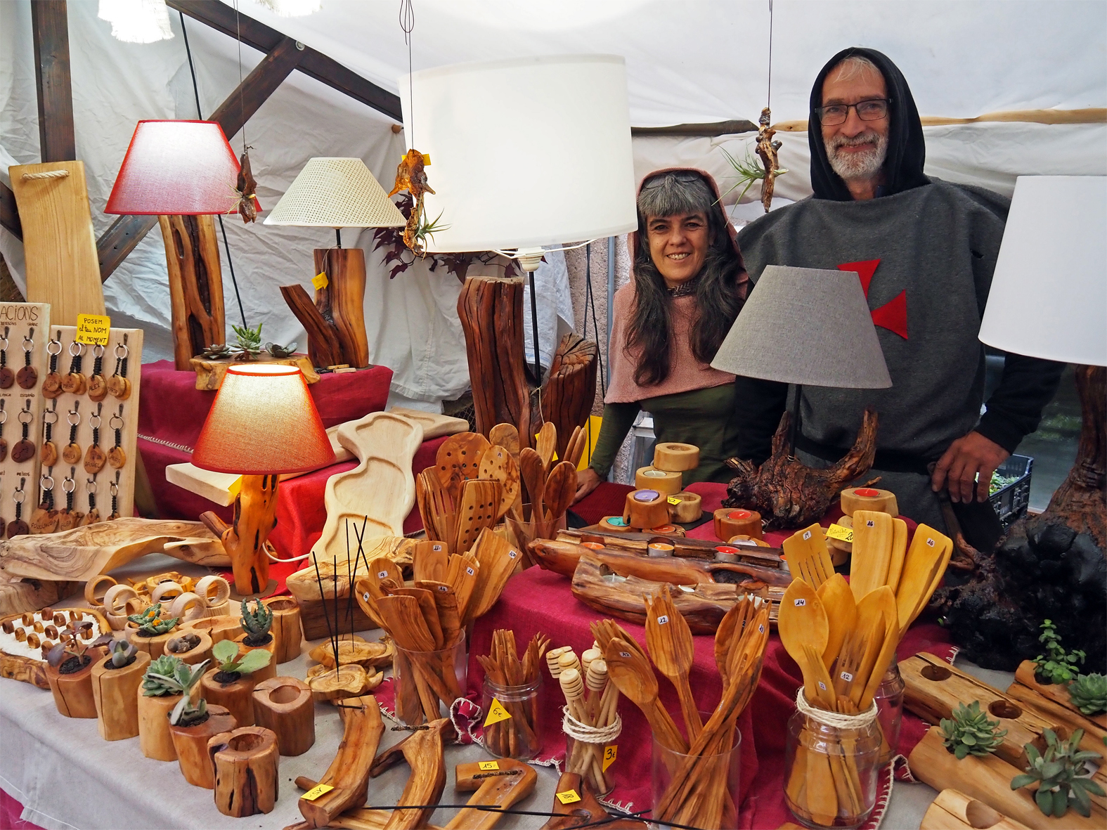 Paradistes a la plaÃ§a Major del Poble Vell, dins de la 22a Fira Medieval dâ€™Oficis de SÃºria.