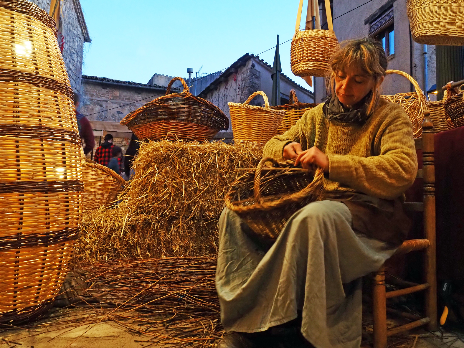 Artesana a lâ€™entorn de lâ€™EsglÃ©sia del Roser, dins de la 22a Fira Medieval dâ€™Oficis de SÃºria.
