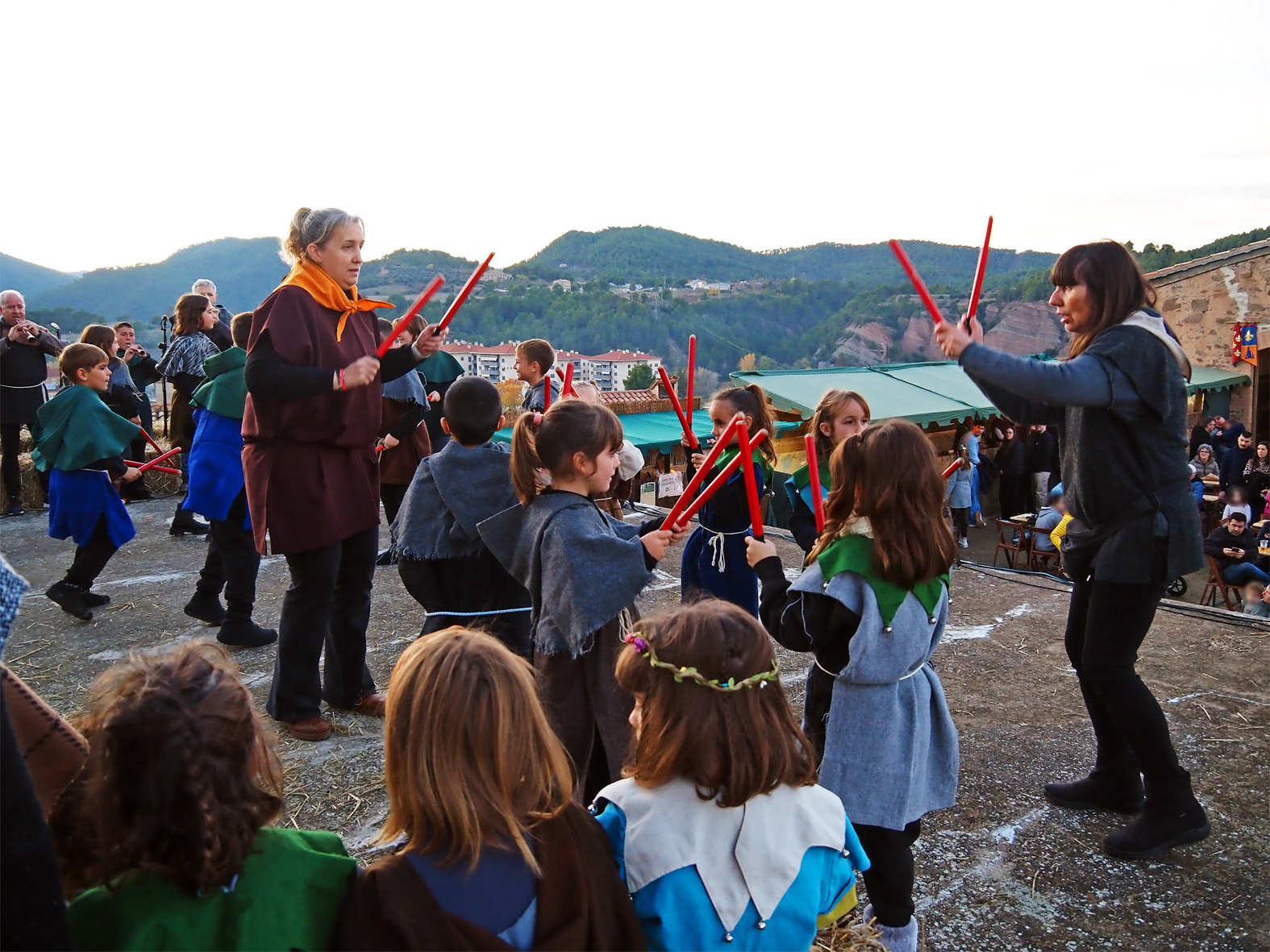 ActuaciÃ³ dels Bastoners de SÃºria a lâ€™espai escÃ¨nic de lâ€™Era del Castell, dins de la 22a Fira Medieval dâ€™Oficis de SÃºria.