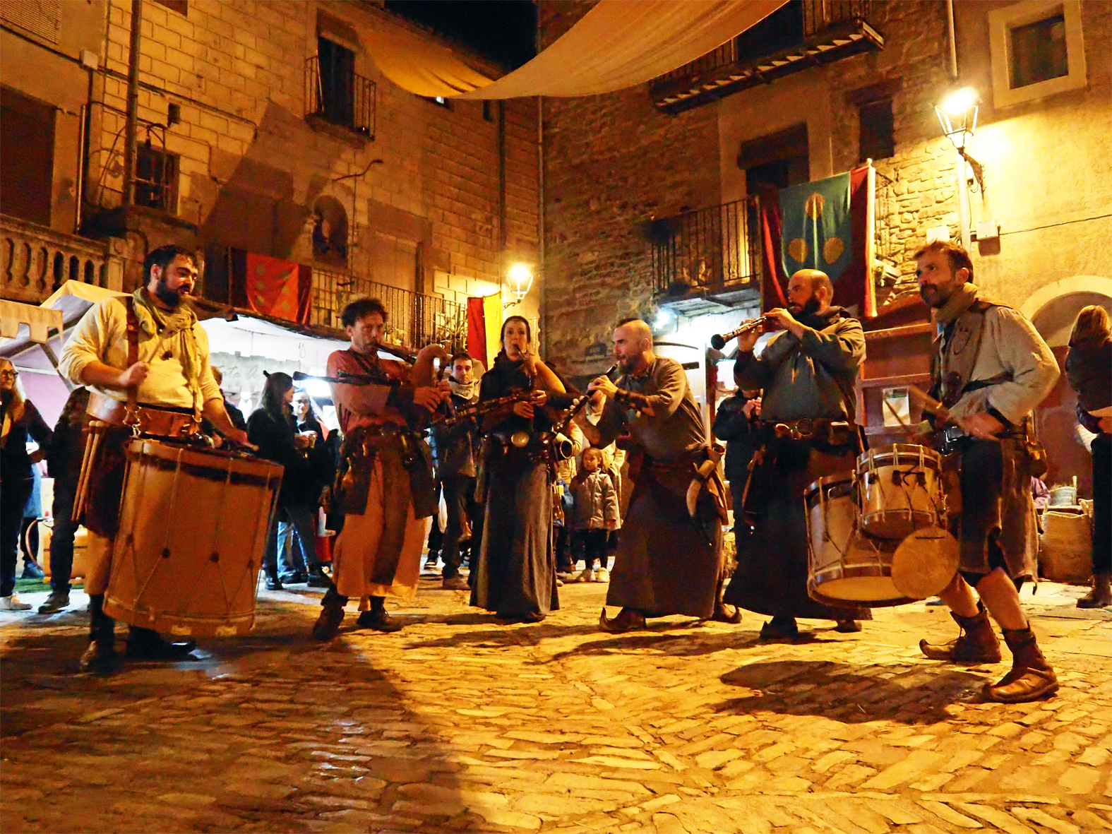 ActuaciÃ³ de Berros de la Cort a la plaÃ§a Major del Poble Vell, dins de la 22a Fira Medieval dâ€™Oficis de SÃºria.