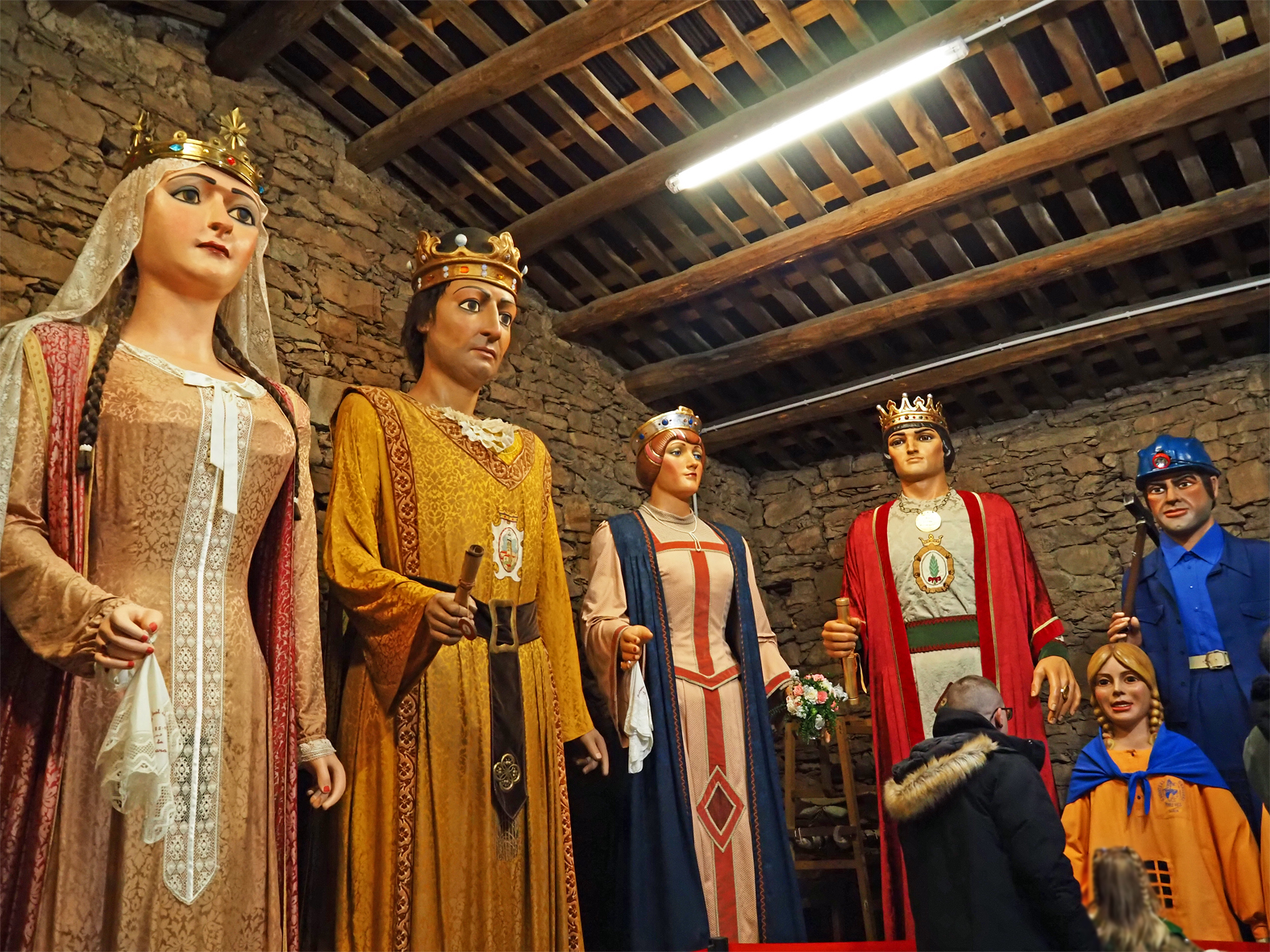 Gegants i gegantes de la vila a lâ€™antiga ferreria de lâ€™Era del Castell, dins de la 22a Fira Medieval dâ€™Oficis de SÃºria.