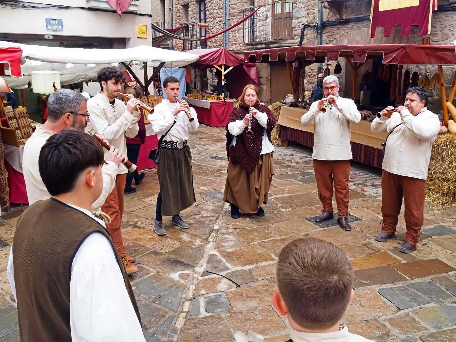 Cercavila dels Grallers del Poble Vell en lâ€™obertura de la 22a Fira Medieval dâ€™Oficis de SÃºria.