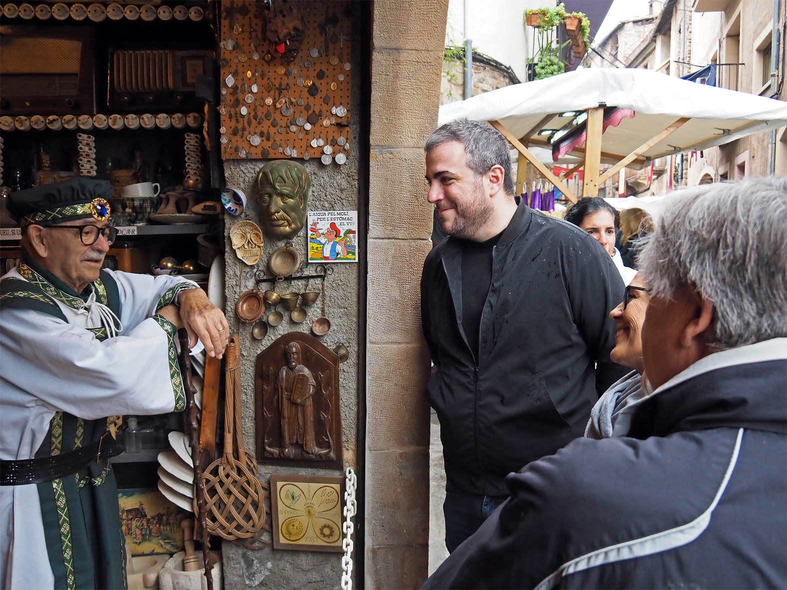 Lâ€™alcalde Albert CoberÃ³ i altres membres de lâ€™equip de govern municipal, amb un dels personatges emblemÃ tics de la 22a Fira Medieval dâ€™Oficis.