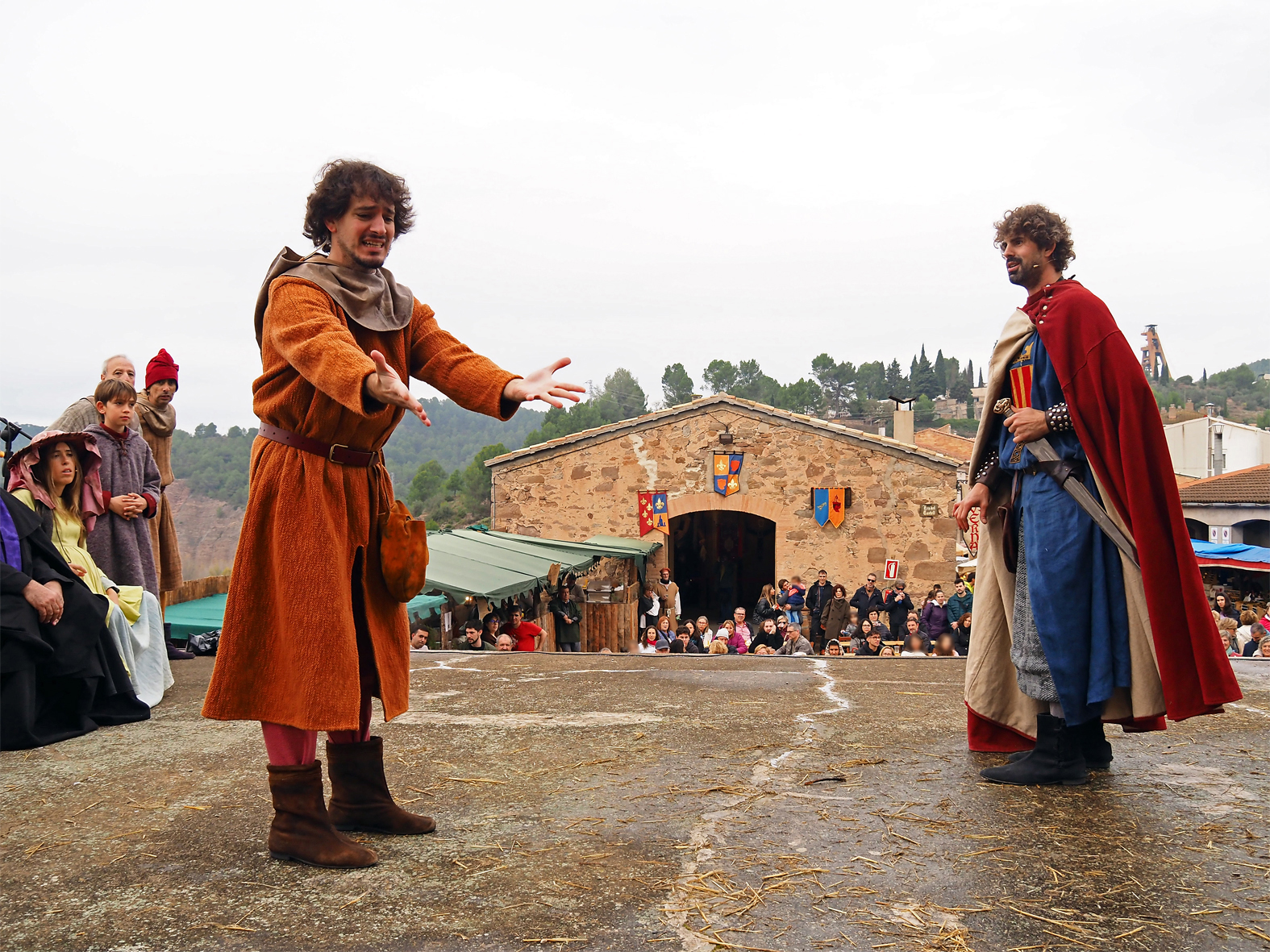 RepresentaciÃ³ de 'Salats!' a lâ€™espai escÃ¨nic de lâ€™Era del Castell, dins de la 22a Fira Medieval dâ€™Oficis de SÃºria.