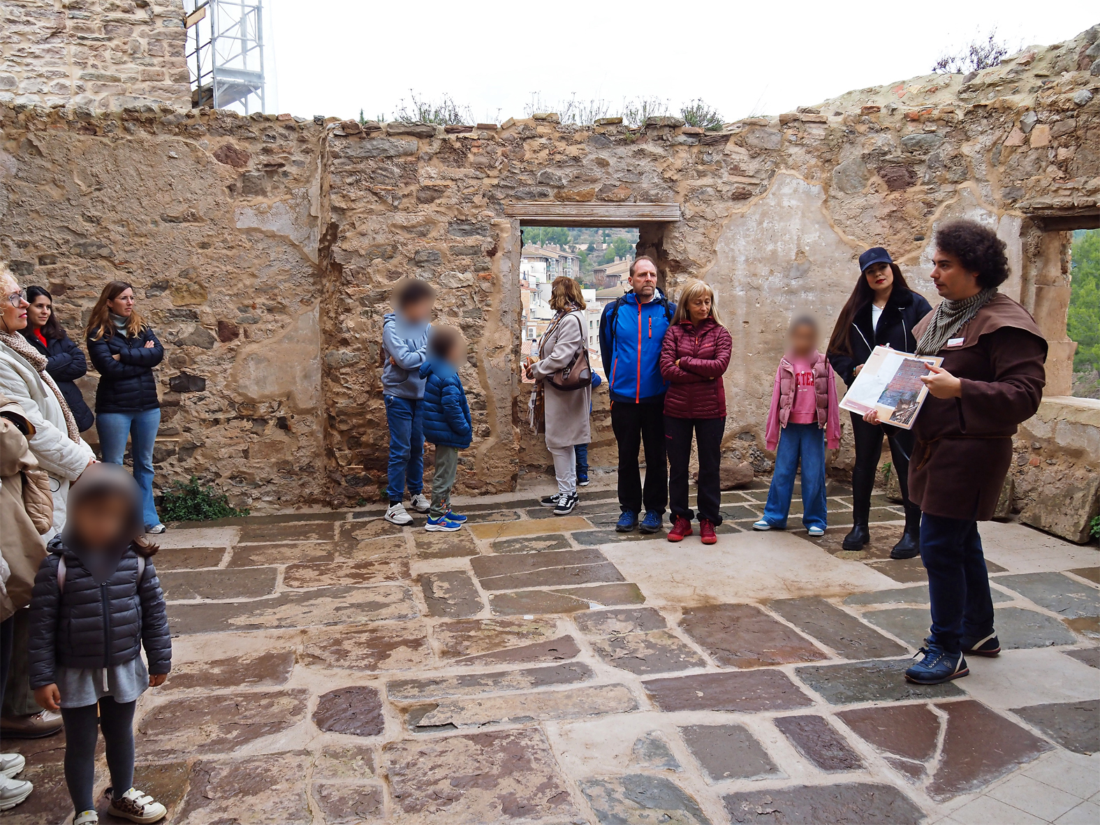 Visita guiada de la 22a Fira Medieval dâ€™Oficis de SÃºria, al sobreabsis de lâ€™EsglÃ©sia del Roser.