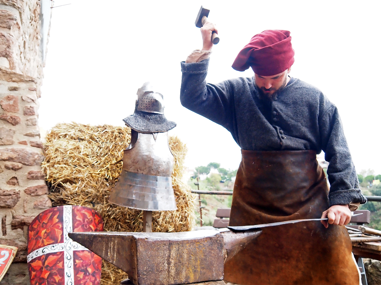 ArtesÃ  al carrer de Sant CristÃ²fol, dins de la 22a Fira Medieval dâ€™Oficis de SÃºria.