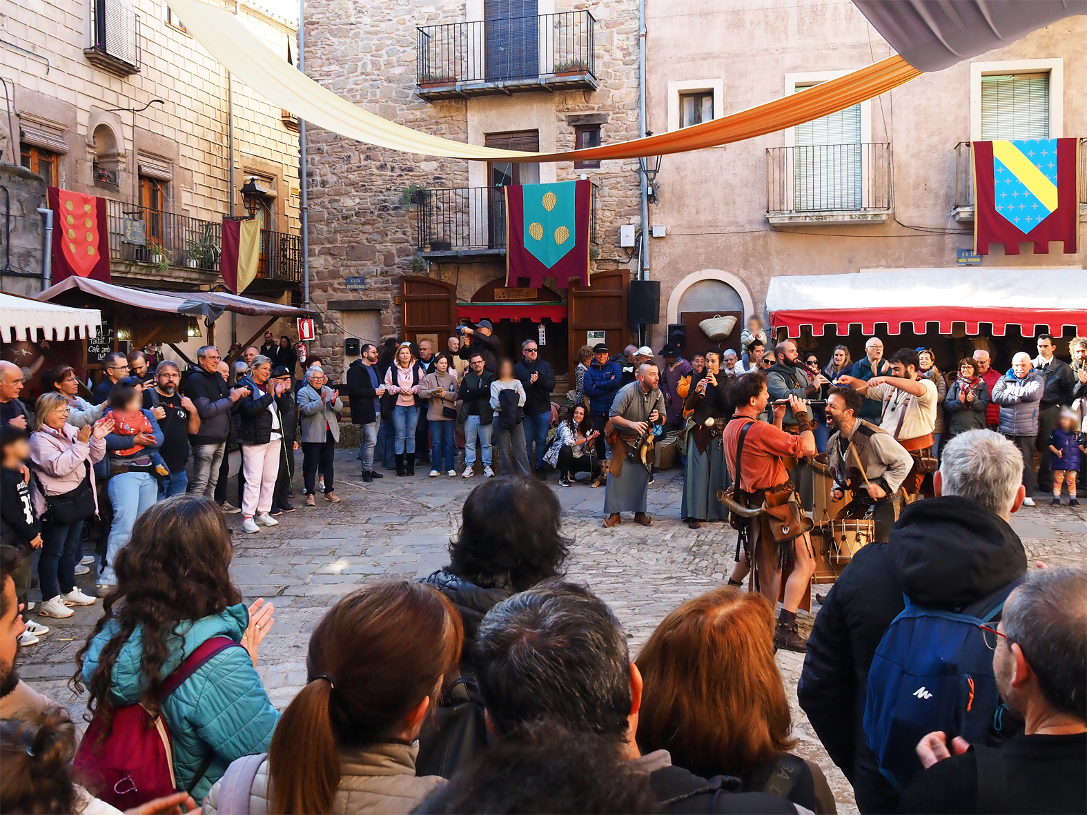 Actuació de Berros de la Cort a la plaça Major del Poble Vell, dins de la 22a Fira Medieval d'Oficis de Súria.