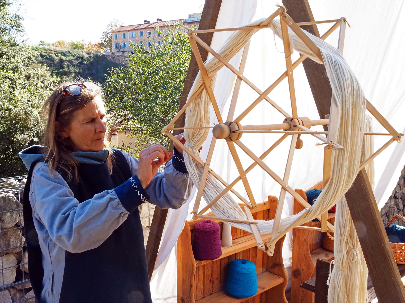 Artesana a l'Espai Firal dels Galàpets, dins de la 22a Fira Medieval d'Oficis de Súria.