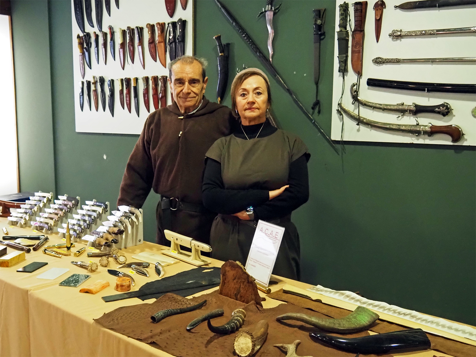 Exposició de ganiveteria al carrer Sant Climent, dins de la 22a Fira Medieval d'Oficis de Súria.