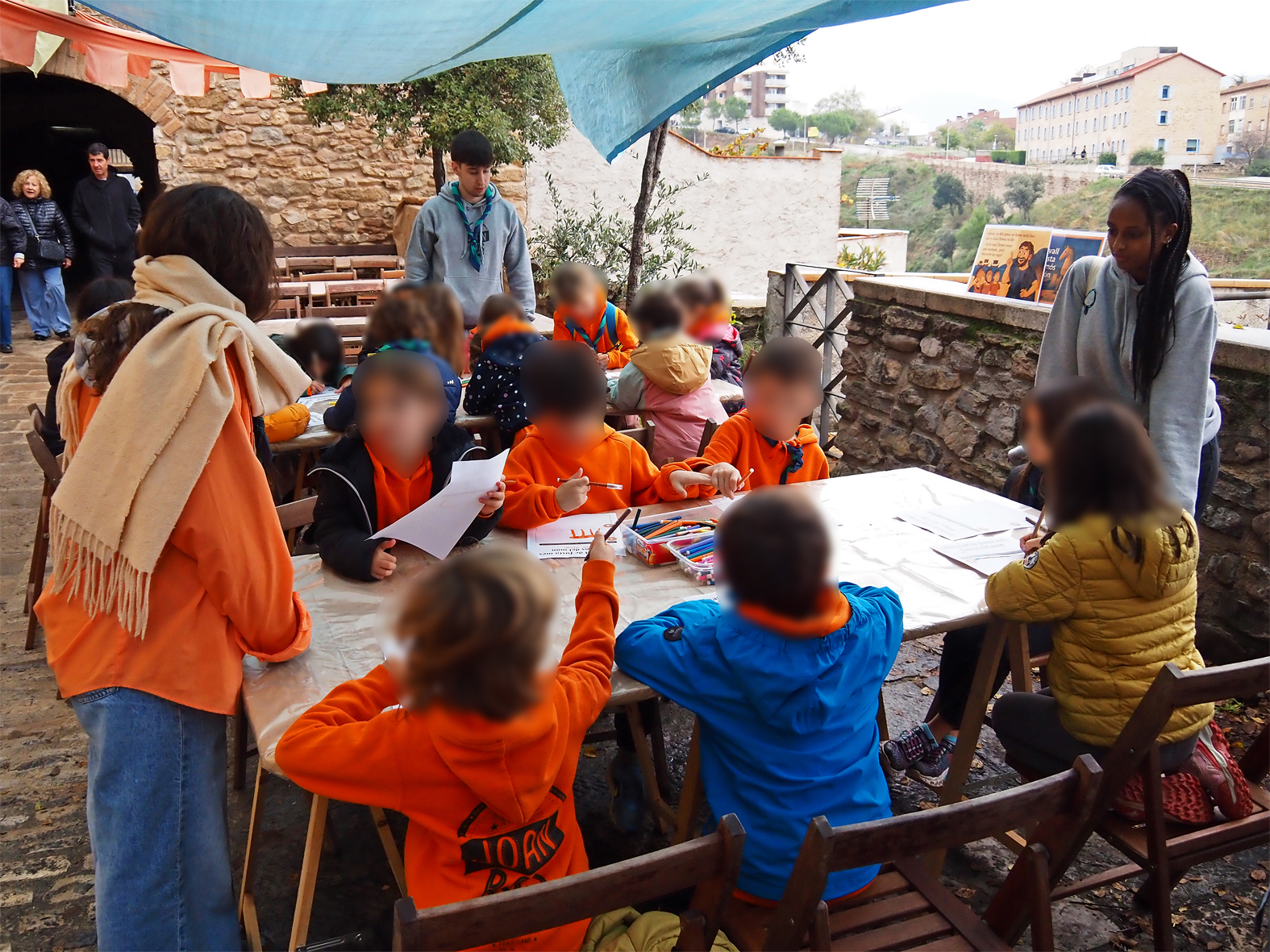 Tallers infantils al carrer de la Mura, dins de la 22a Fira Medieval d'Oficis de Súria.
