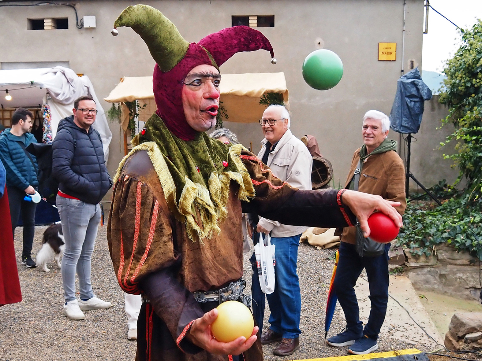 Personatge de la 22a Fira Medieval d'Oficis de Súria a l'entorn del Castell.