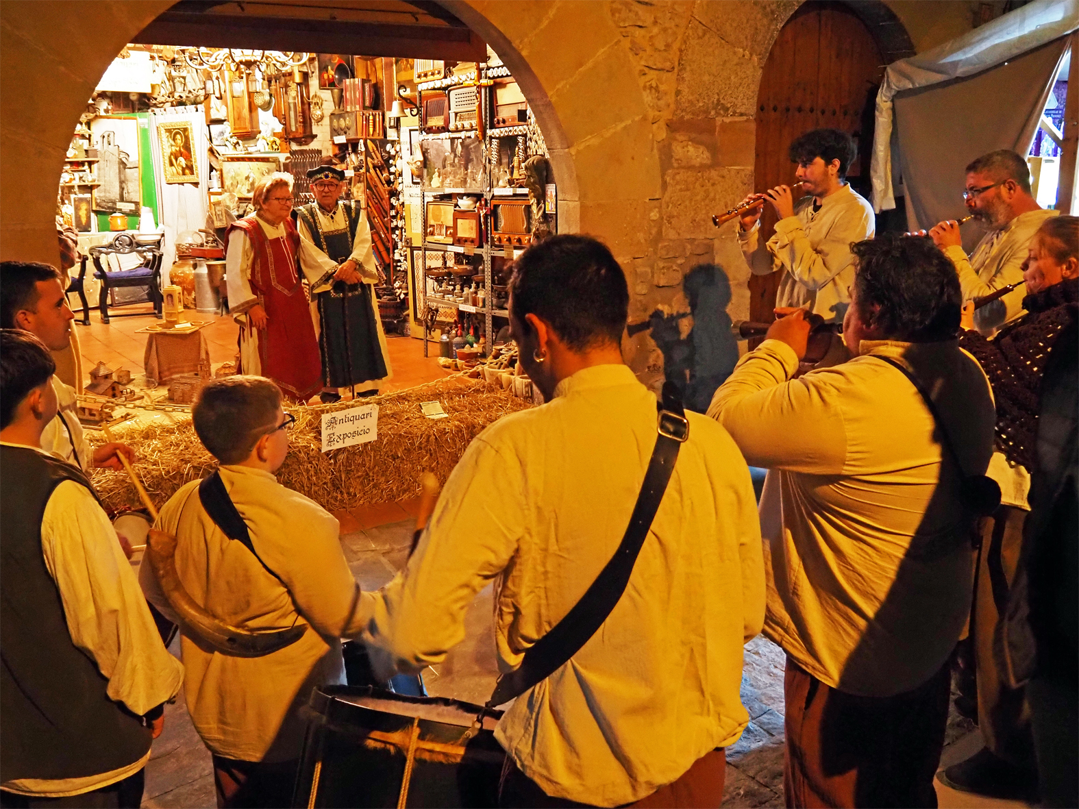Actuació d'homenatge dels Grallers del Poble Vell als antiquaris de la Fira Medieval d'Oficis de Súria, al final de la 22a edició.