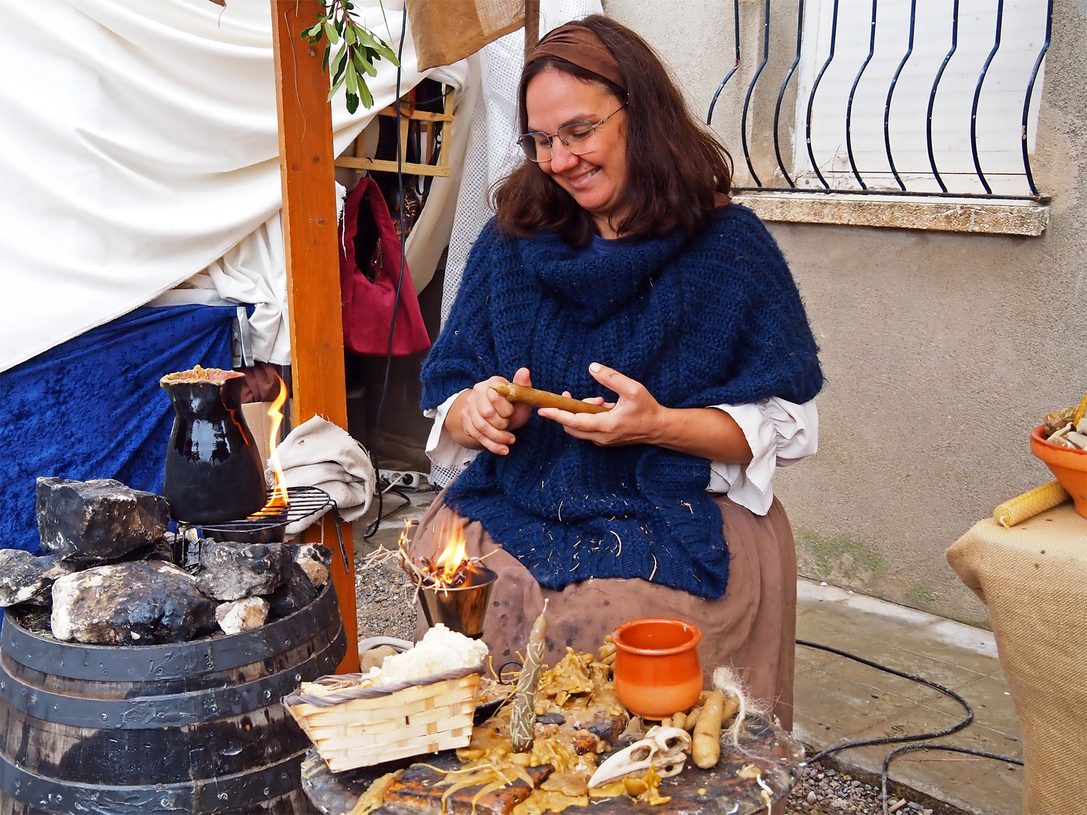 Artesana a l'entorn del Castell, dins de la 22a Fira Medieval d'Oficis de Súria.