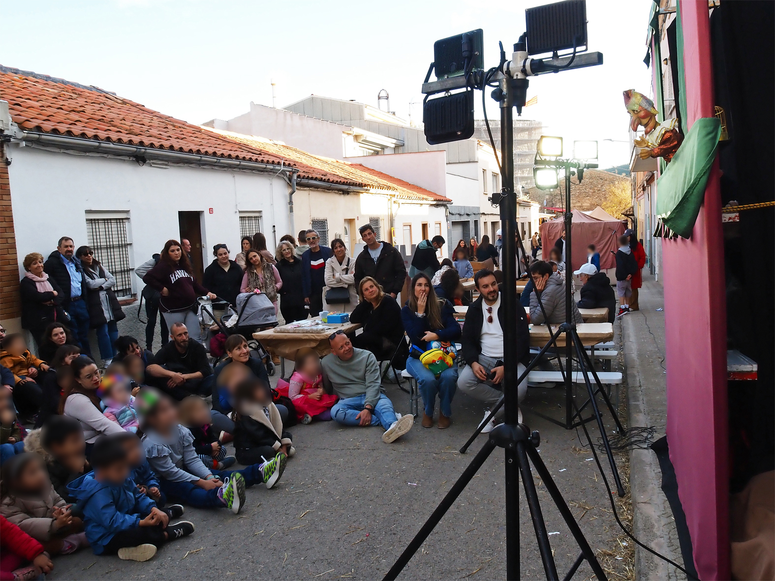 Espectacle de titelles a l'Espai Petits Cavallers del carrer del Roser, dins de la 22a Fira Medieval d'Oficis de Súria.