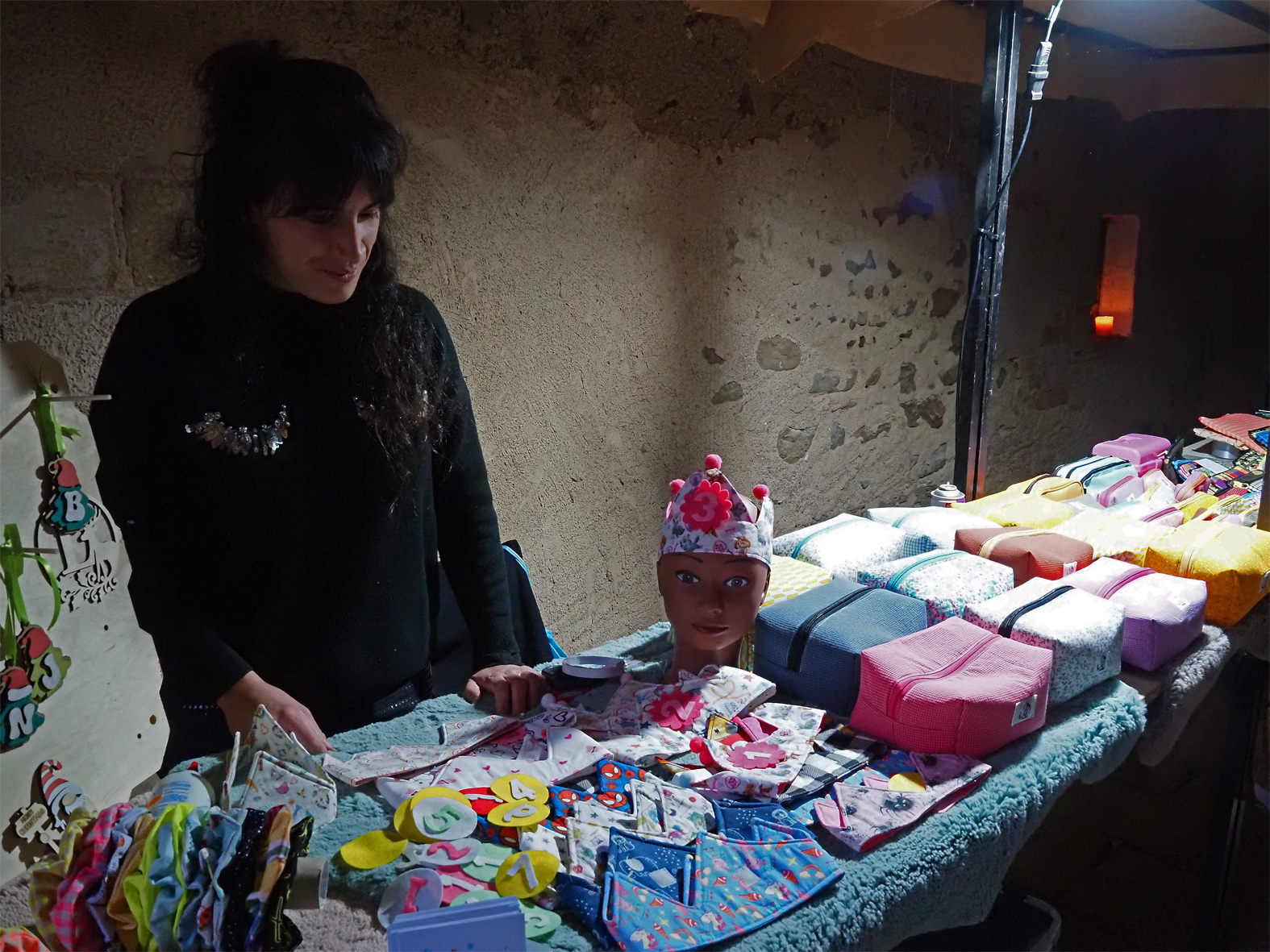 Paradista al carrer de la Mura, dins de la 22a Fira Medieval d'Oficis de Súria.