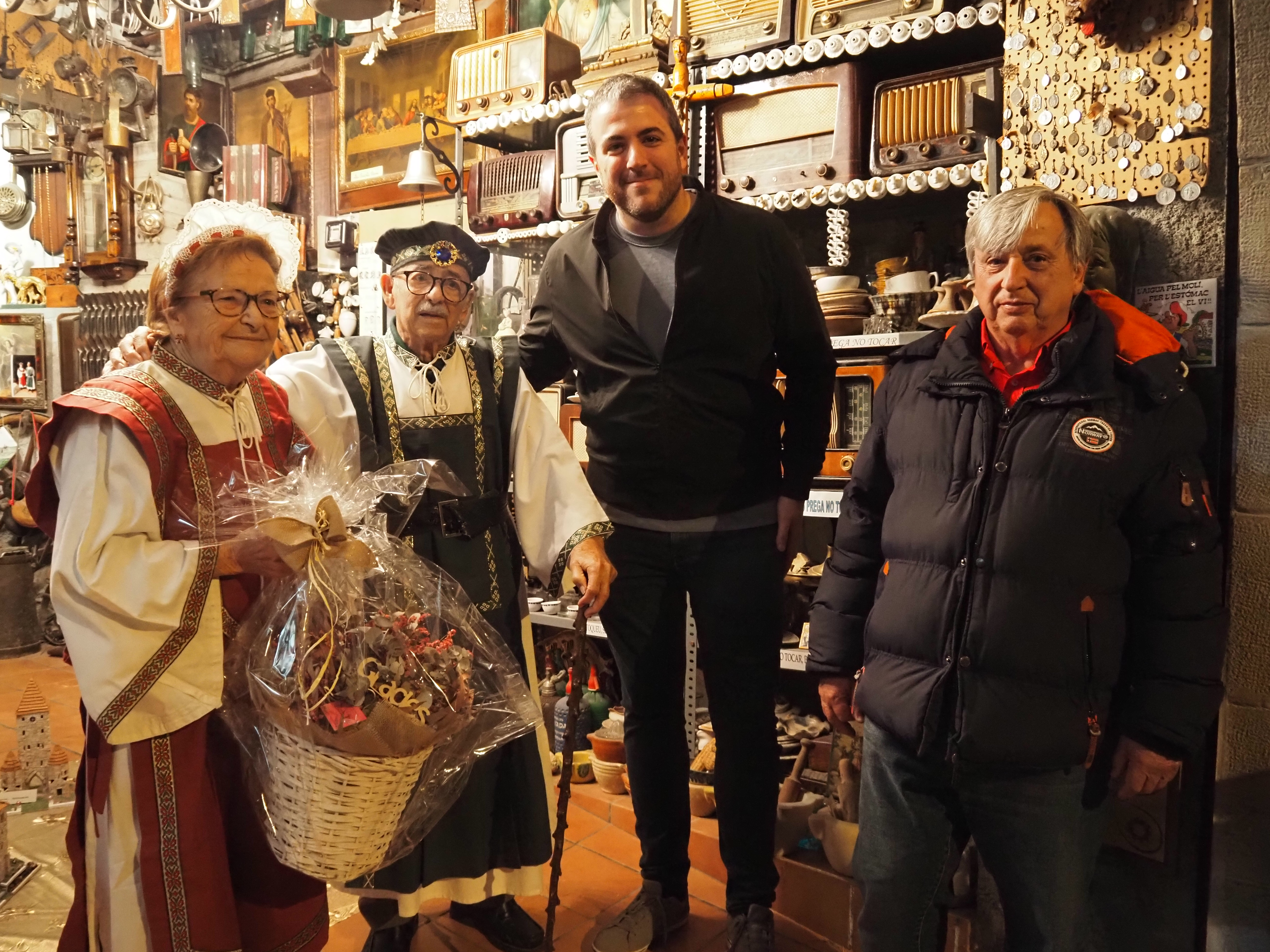 L'alcalde Albert Coberó i el regidor de Turisme, Albert Fàbrega, durant el reconeixement als antiquaris de la Fira Medieval d'Oficis de Súria, al final de la 22a edició.