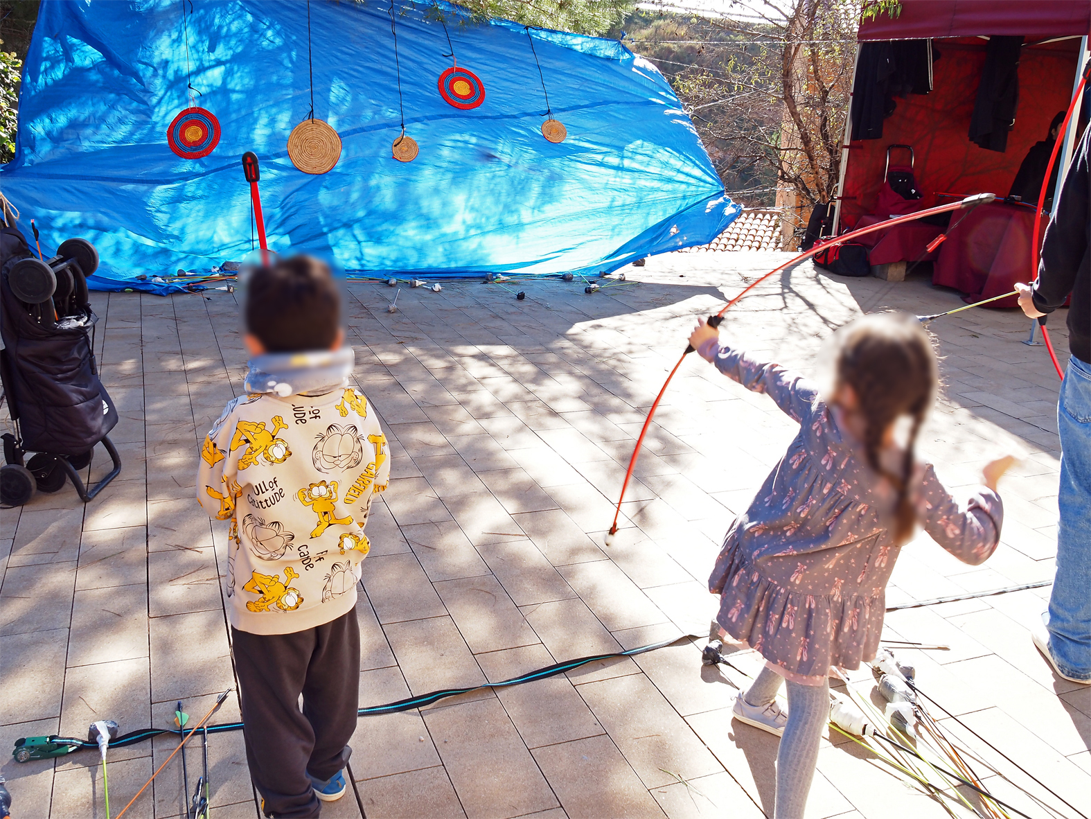 Tir amb arc a l'Espai Firal dels Galàpets, dins de la 22a Fira Medieval d'Oficis de Súria.