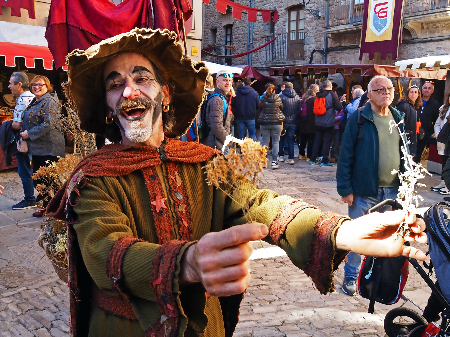 Personatge de la 22a Fira Medieval d'Oficis, a la plaça Major del Poble Vell.