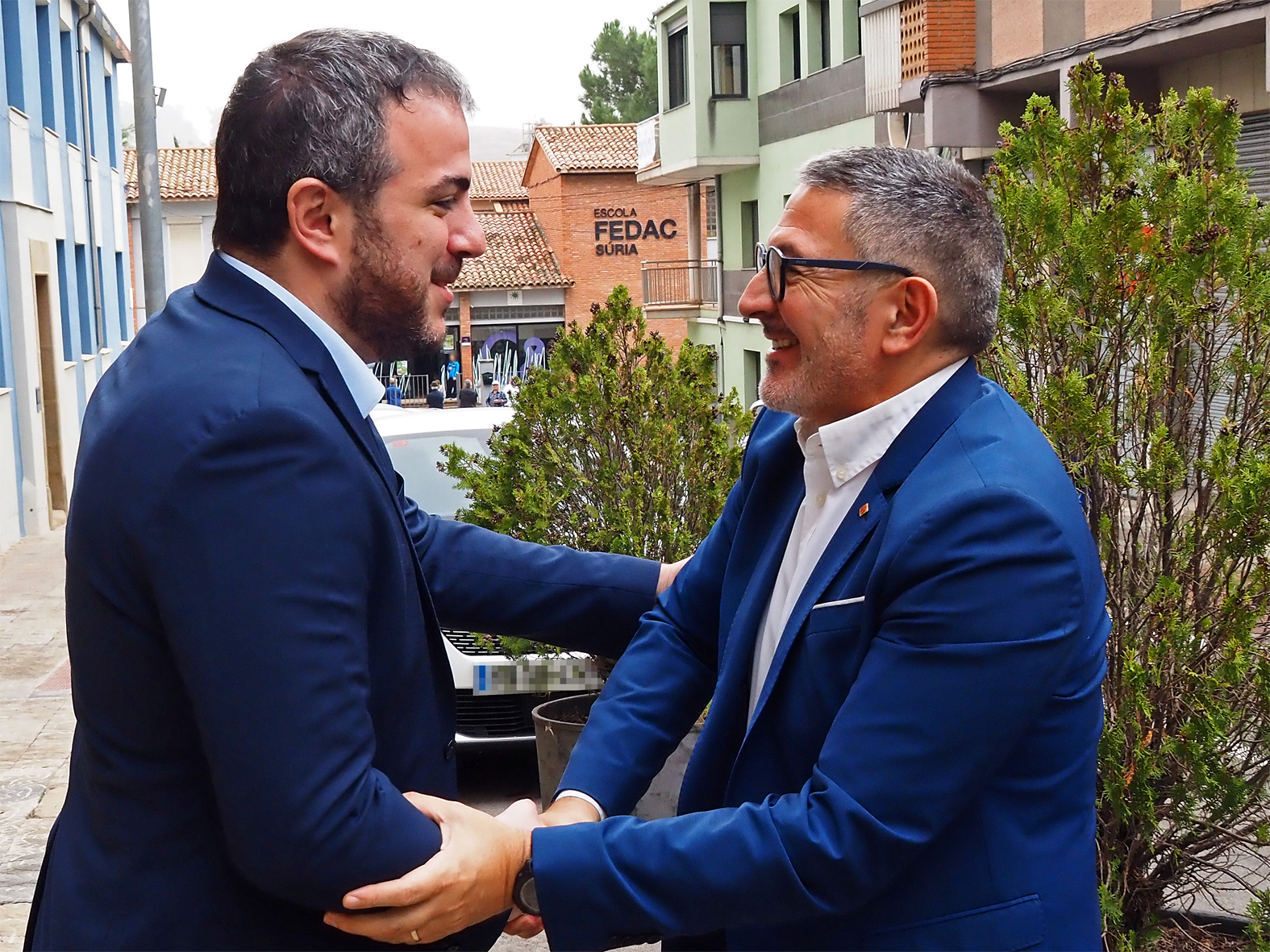 Salutació del conseller d'Empresa i Treball de la Generalitat, Miquel Sàmper, i l'alcalde Albert Coberó, en l'inici de la visita oficial.