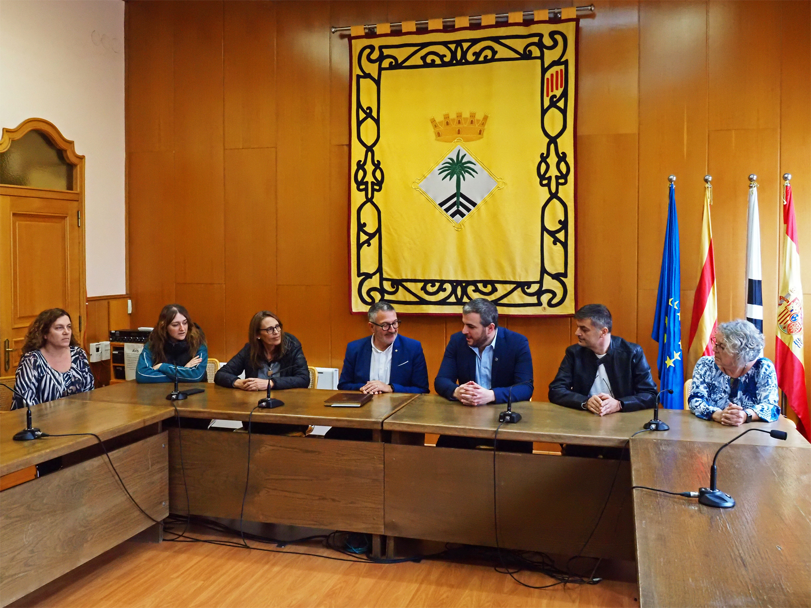 Trobada institucional del conseller d'Empresa i Treball de la Generalitat, Miquel Sàmper, i l'alcalde Albert Coberó al saló de sessions de la Casa de la Vila, amb diferents membres de la Corporació Municipal.