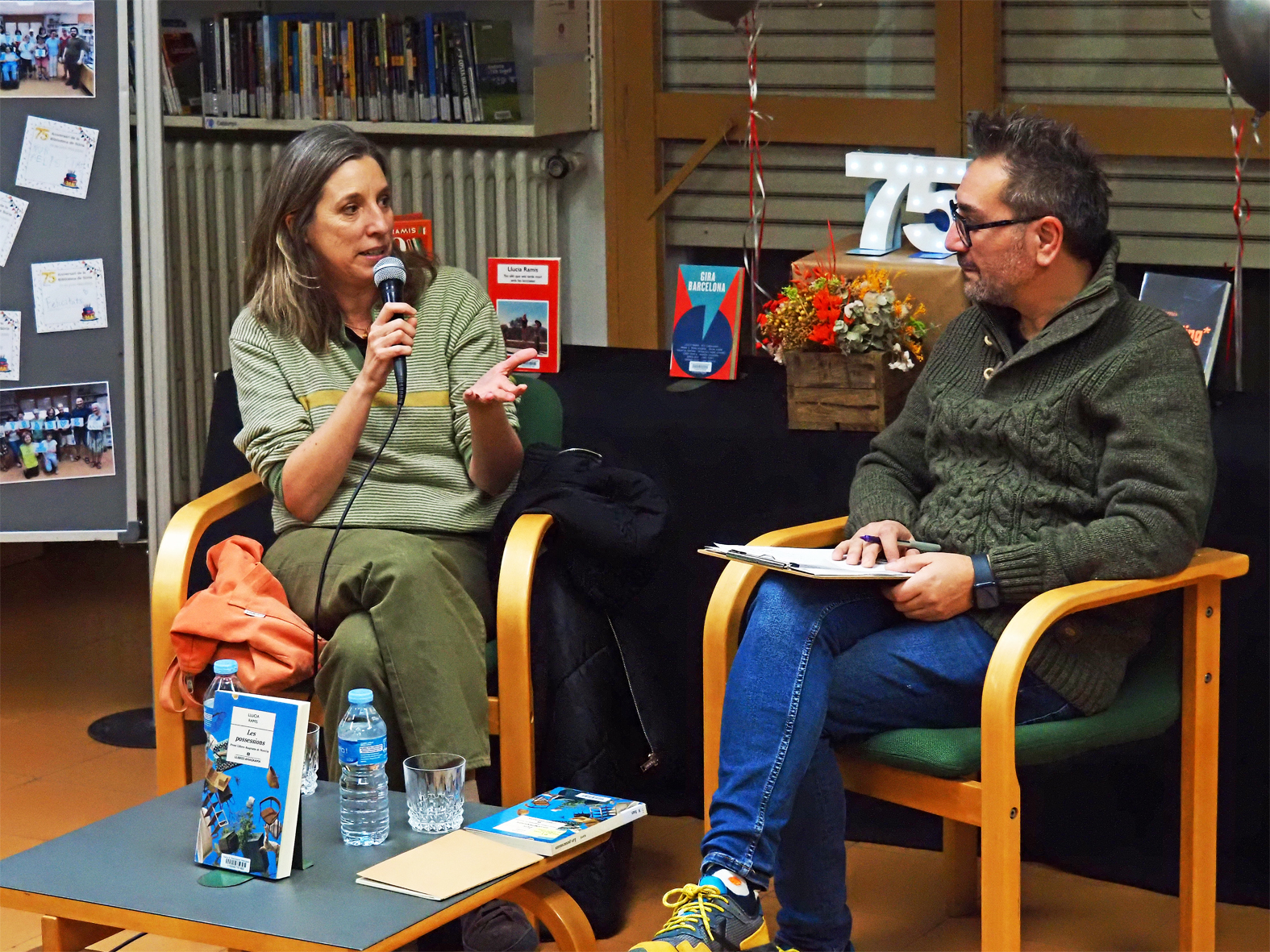 Unes quaranta persones participen en la tertúlia del Club de Lectura de la Biblioteca Pública amb l'escriptora i periodista Llucia Ramis