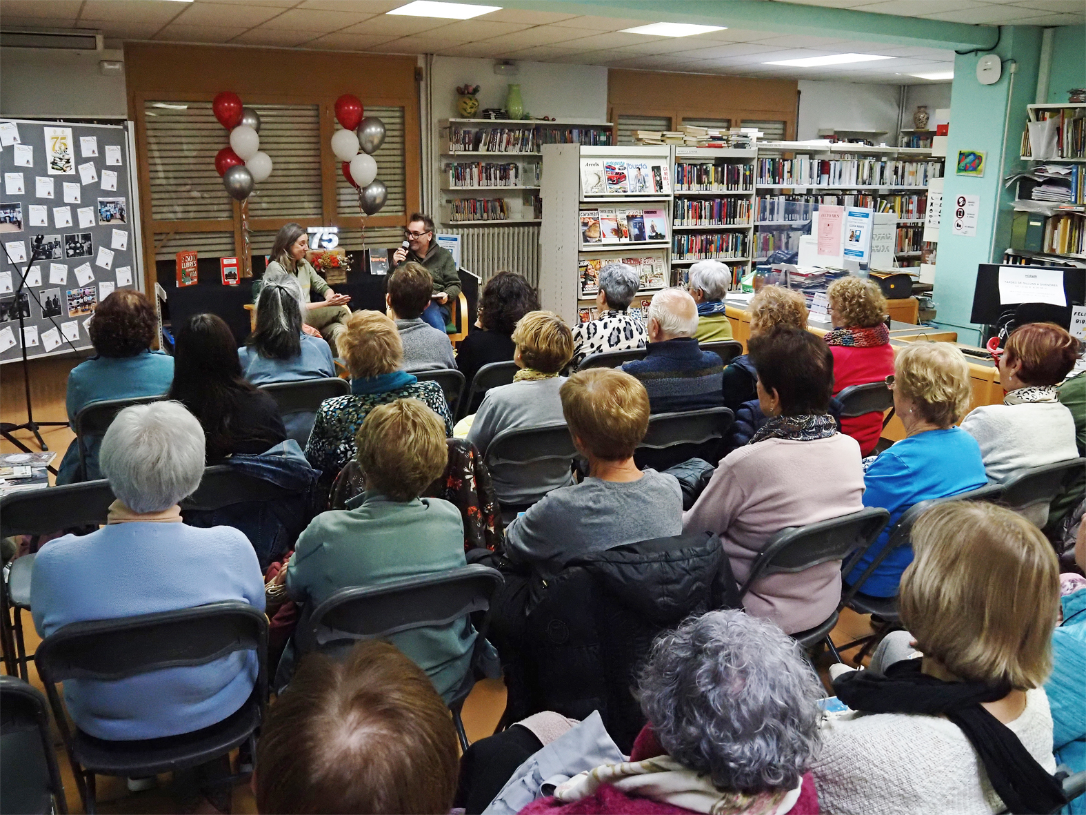 Imatge de la tertúlia del Club de Lectura de la Biblioteca Pública amb l'escriptora i periodista Llucia Ramis.