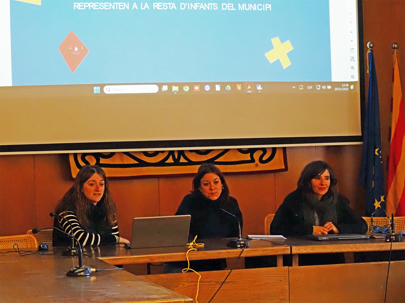 La regidora de Drets Socials, Esther Cabezos, (dreta), al costat de la regidora de Joventut, Montserrat Albacete, i la tècnica municipal Xesca Galera, durant l'acte de renovació parcial del Consell Municipal dels Infants.