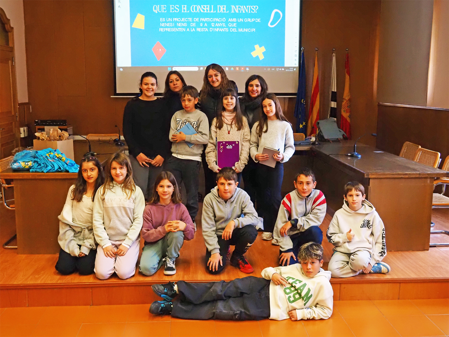 Foto de grup de membres del Consell Municipal dels Infants, amb les regidores Esther Cabezos i Montserrat Albacete, i la tècnica del Consell.