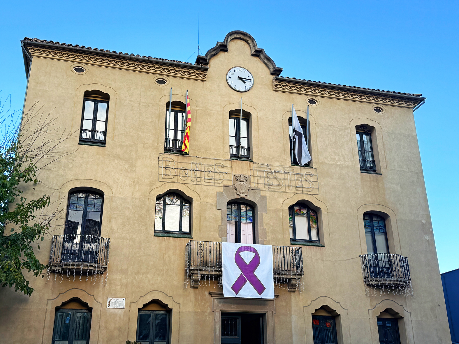 LlaÃ§ simbÃ²lic del Dia Internacional per a lâ€™eliminaciÃ³ de la violÃ¨ncia contra les dones, a la faÃ§ana principal de la Casa de la Vila.