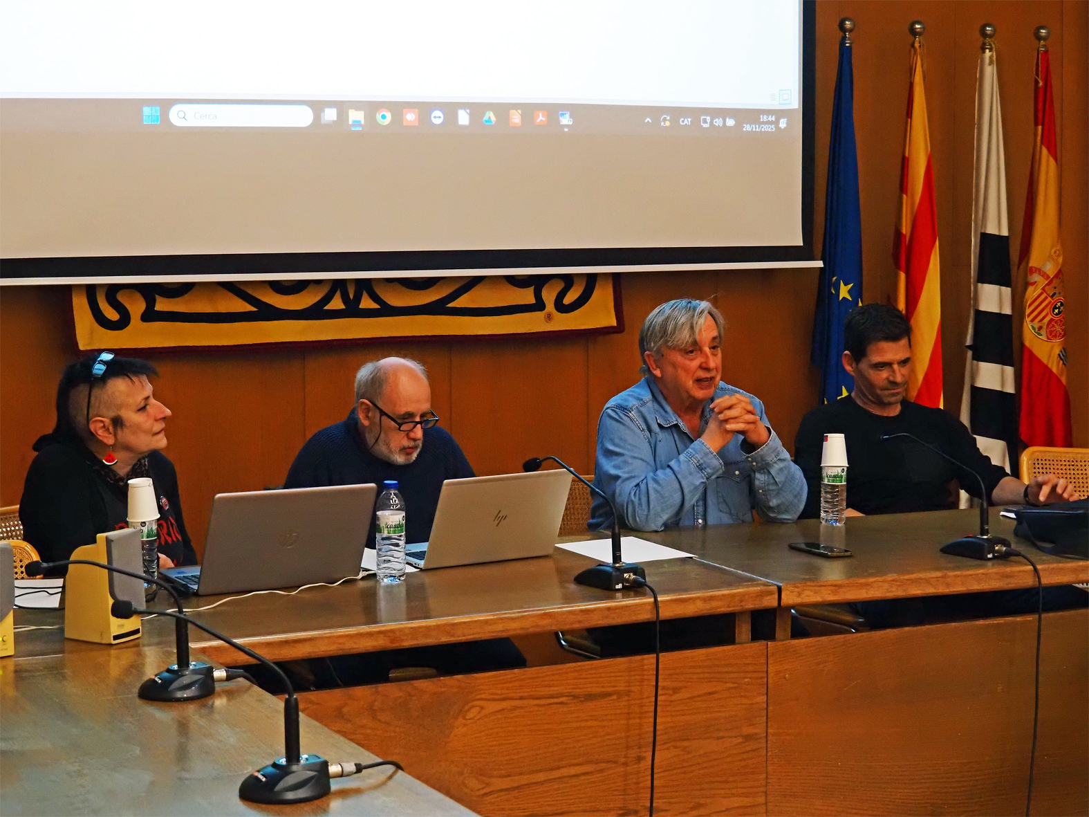 El regidor de Cultura, Albert Fàbrega, parla durant l'acte d'obertura de la Festa de Santa Bàrbara, al costat del president del comitè d'empresa d'ICL-Súria, David Sibila, i d'Isabel Pellejero i Eduard Musulén.