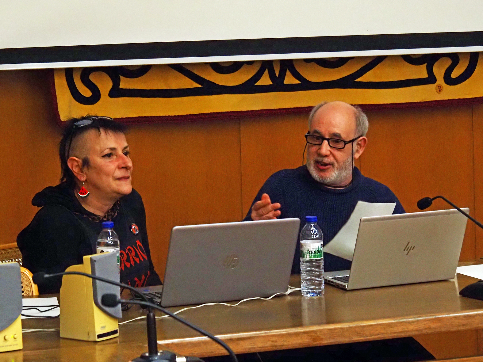 Isabel Pellejero i Eduard Musulén parlen sobre el seu llibre 'Puerta a ninguna parte' durant l'acte d'obertura de la Festa de Santa Bàrbara, celebrat al saló de sessions de la Casa de la Vila.