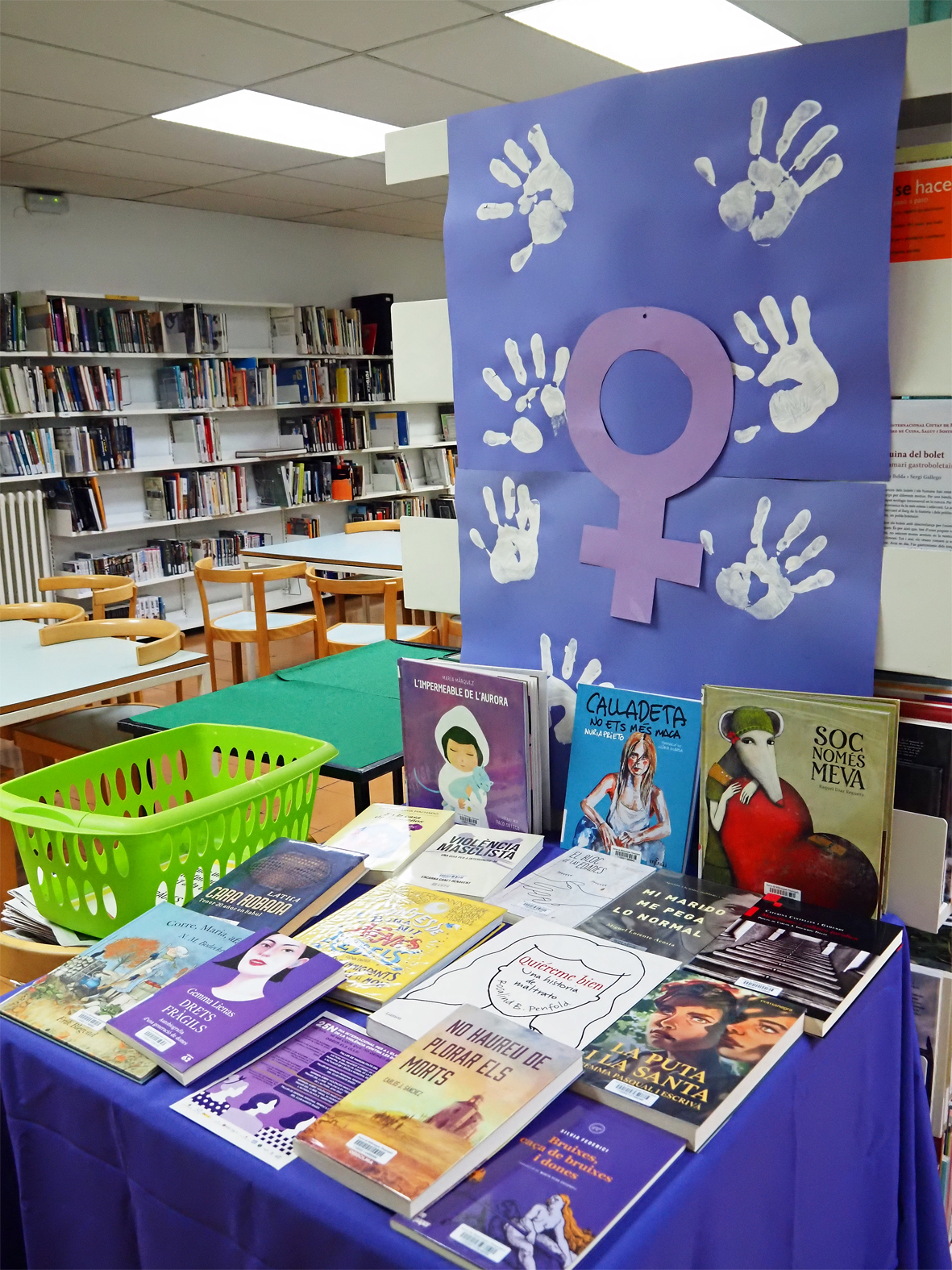 Mostra de llibres a la Biblioteca Publica sobre la violència masclista i la reivindicació dels drets de les dones, en motiu del Dia Internacional per a l'eliminació de la violència contra les dones.