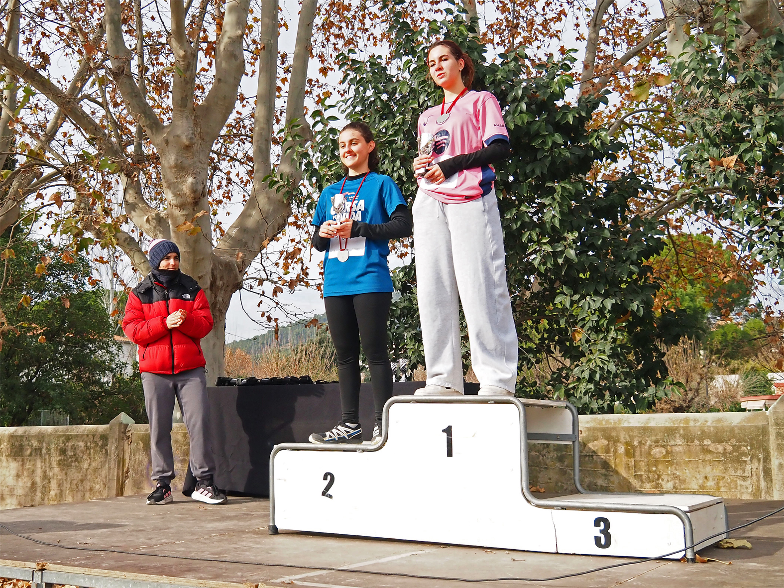 Podi d'una de les curses del Cros Escolar de Súria, amb la regidora d'Esports, Alba Martínez.