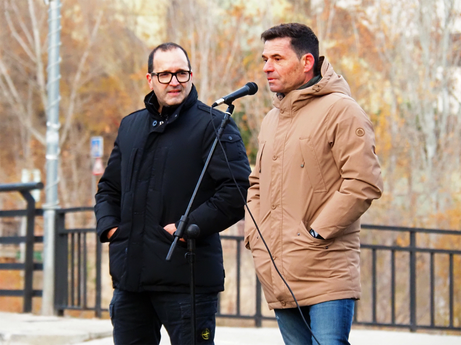 El president del comitè d'empresa d'ICL-Súria, David Sibila, parla durant l'acte d'inici de la Festa de Santa Bàrbara, al costat del nou director executiu, Alberto Serfaty.