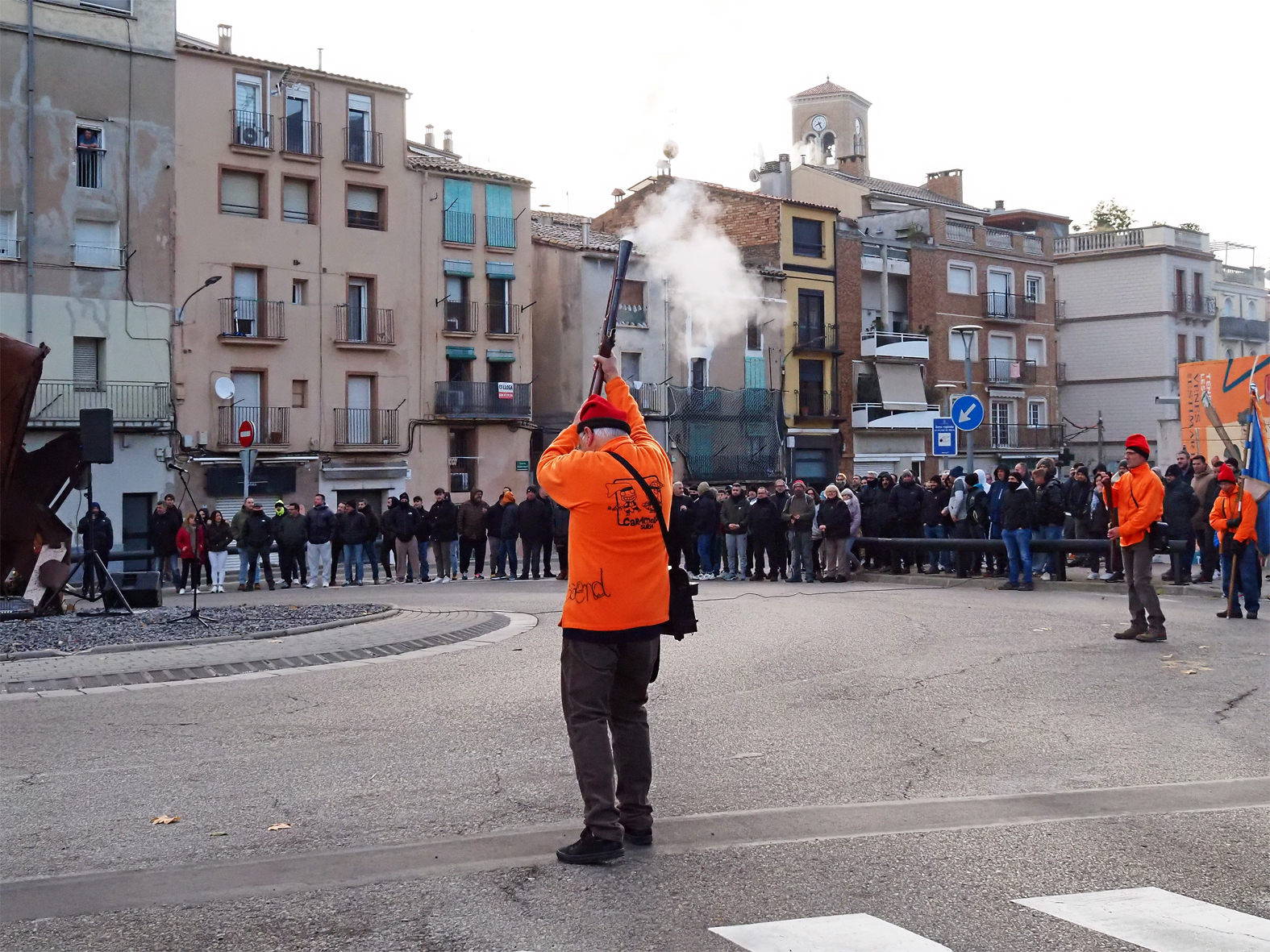 Galejada dels Trabucaires del Tro Gros durant l'acte d'inici de la Festa de Santa Bàrbara, a l'entorn del Monument a la Mineria.